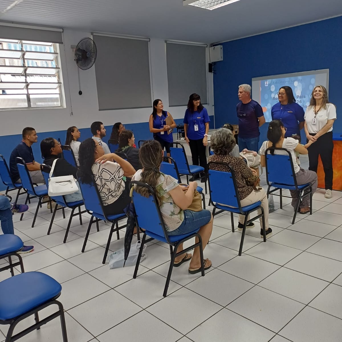 Ontem foi dia de Reunião de Pais no Núcleo Boqueirão, e nosso coração ficou cheio de alegria ao receber cada família com todo carinho que eles merecem. Preparamos um cafezinho especial e um delicioso bolo feito com muito amor pela nossa equipe da cozinha, que caprichou como sempre.
Esses encontros são momentos valiosos para reforçar nossa parceria com as famílias, alinhar sonhos e seguir juntos no cuidado e no desenvolvimento das nossas crianças. A presença de cada responsável fez toda diferença e tornou nossa manhã ainda mais especial.
Seguimos unidos, com diálogo, afeto e dedicação, construindo todos os dias um caminho de oportunidades para nossos pequenos.