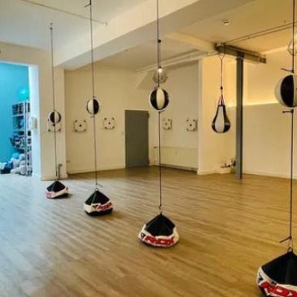 TRIAS Box Institut Women Only
Neue Termine 2025
30.01.2025
Kursleitung: Thorsten
Donnerstag 17:30 - 19 h
31.01.2025
Kursleitung: Thorsten
Freitag: 15 - 16:30 h
#therapeutischesboxen
#ganzheitlich
#ressourcen
#angst
#anspannung
#agression
#selbstentfaltung
#überkreuzbewegung
#ventil
#erfahrung
#widerstandsfähigkeit
