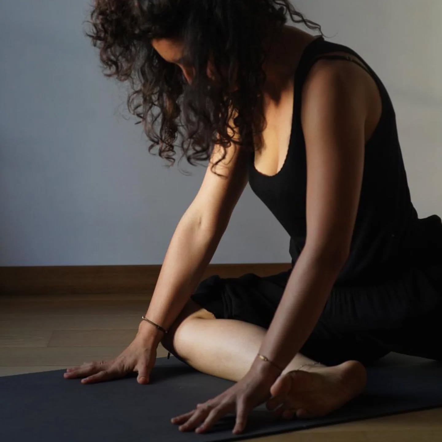 Yin yoga • Terre d'accueil
Dans l’immobilité se joue un espace où l’exploration du monde intérieur redessine les contours du corps, déploie de nouveaux horizons pour oublier la condition de notre personne. « je suis » est soufflé par le vent pour être, simplement, confondu à la matière.
S’abandonner, renoncer au mouvement si présent dans le monde d’aujourd’hui pour tendre l’oreille & entendre la richesse du silence.
-
Dans cet espace partagé, nous ferons le choix du matériel nécessaire pour soutenir les postures & chercher une dépose la plus totale du corps & de l’esprit. Il n’y aura plus besoin de faire pour exister. Les mots & le silence danseront pour dessiner un écrin de douceur, une terre d’accueil.
-
🌞 Nouveau cours : chaque vendredi matin de 10h15 à 11h30 à @yogaetxea.guethary
-
#YinYoga #YogaDouceur #YogaRelaxation #YogaMéditation #BienÊtre #YogaSlow #YogiLife #YogaPourTous #YogaRelaxant #YogaDuSoir #ZenAttitude #RespirationConsciente #YogaLent #YogaHolistique #PratiqueYoga #YogaPourLâcherPrise #YogaBienÊtre #PosturesYoga #YinYogaFlow #RalentirPourMieuxVivre