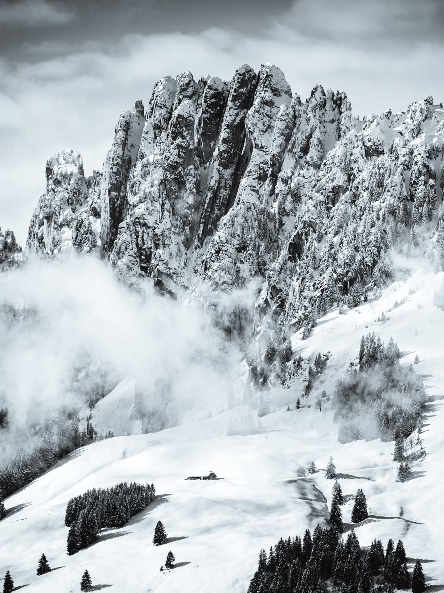 Monochrome series of the "Swiss Dolomites" (Gastlosen) in winter after fresh snowfall.
#swissalps #bwphotography #fineart