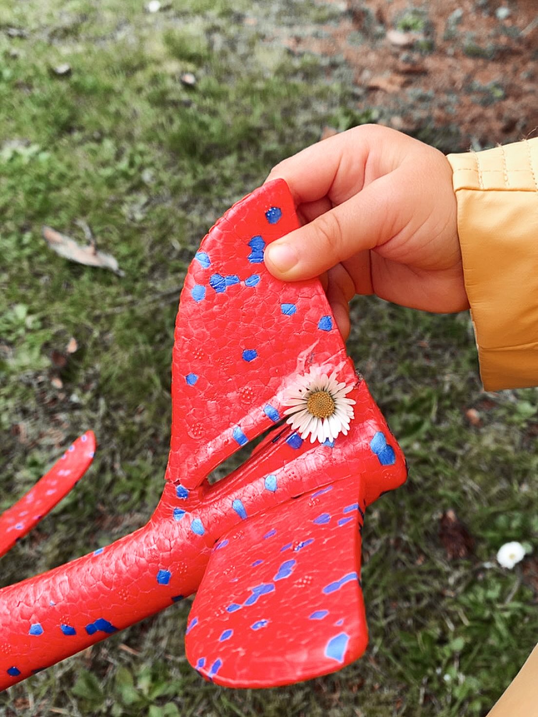 • TRIER DES CAILLOUX •
Prendre le temps d’être avec lui.
De mettre des pâquerettes sur un avion.
De le faire voler dans les airs.
De faire de la balançoire, du piano, du dessin et de la danse.
Prendre un bain rempli de mousse avec les cousins.
S’asseoir devant le feu avec Maminou.
Lui dire merci pour la bonne soupe.
Quelle belle journée d’une délicieuse, précieuse et essentielle simplicité.