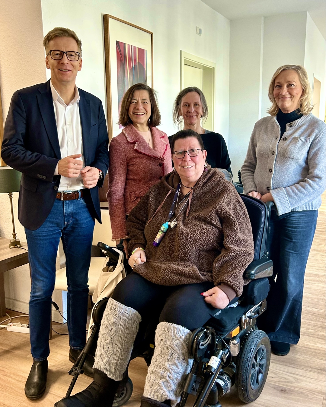 Am 19.02. durften wir im Haus für Morgen besonderen Besuch begrüßen: @dirkkienscherf war vor Ort, um sich ein persönliches Bild von unserem Konzept zu machen.
Im gemeinsamen Austausch ging es um die Frage, wie zukunftsfähige Wohn- und Pflegeformen aussehen können und was es politisch braucht, damit innovative Care-Modelle nicht die Ausnahme bleiben, sondern selbstverständlich werden.
Das Haus für Morgen steht für:
- geteilte Verantwortung
- integrative Versorgung
- neue Lebens- und Betreuungskonzepte
- individuelle Förderung mit Struktur
Der Besuch hat gezeigt: Der Dialog zwischen Praxis und Politik ist entscheidend, wenn wir Pflege neu denken und nachhaltig verändern wollen.
Vielen Dank für das Interesse und den offenen Austausch.
#hausfürmorgen