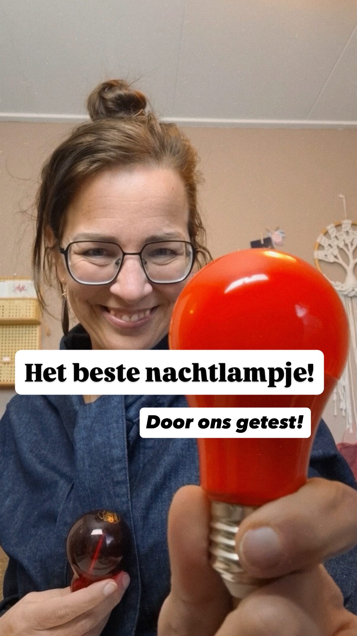 💡Wij willen alleen het beste van het beste.
Dus gingen wij op jullie verzoek op zoek naar het perfecte lichtje voor in de kinderkamer. 🔴✨
—>Ons advies? Neem een rood nachtlampje!
Het is overigens goed om te weten dat kinderen pas vanaf ongeveer 2,5 jaar oud angst ontwikkelen voor donker. Dus voor die leeftijd is een klein rood lampje meer praktisch voor jou, dan nodig voor je kindje.
Waarom rood licht?
🌙 Wanneer kinderen ’s nachts wakker worden, helpt een zacht lichtje je dreumes of peuter om zich te oriënteren.
Ze vinden makkelijker hun speen of knuffel en zien waar ze zijn. Dat geeft rust en vertrouwen — precies wat ze nodig hebben om weer zelf in slaap te vallen.
☀️ Andere kleuren zoals blauw, wit, geel en zelfs oranje (zoals een zoutlamp) bootsen zonlicht na.
En bij ‘zonlicht’ denkt ons lijf: tijd om wakker te worden.
Rood licht doet dat niet.
Daarom kan het de hele nacht aanblijven zonder te activeren. Uiteraard wel een zacht rood lampje.
❣️Na jaren testen hebben we (via jullie!) een lamp gevonden die écht het juiste rode licht geeft: de lampen van AlinaSleep.
We kregen hem regelmatig getipt van jullie, maar we hebben hem zelf uiteraard ook uitgebreid getest én laten zien tijdens consulten. De reacties zijn heel positief 🤍
Omdat we weten dat jullie vaak al zoveel hebben geprobeerd, hebben we via AlinaSleep een kortingscode geregeld:
✨ 10% korting met code: bureauvanslaap10
Zet hieronder rood en je ontvangt een link naar de lamp.
Let op: rood licht of een slaaptrainer alleen is niet dé oplossing voor slaapproblemen. Beter slapen kent bijna altijd meerdere factoren. Maar het kan wél een waardevol onderdeel zijn van een goed plan. Liever een keer samen inzoomen op jouw vragen? Plan gerust eens een slaapadviesgesprek van 25 min. Of een slaapadvies per mail.
Liefs, ❤️Anneke