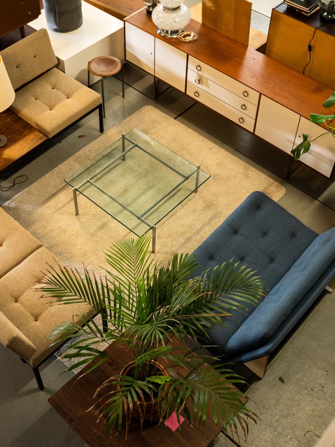 Come and explore our warehouse, filled with one-of-a-kind vintage and design treasures — from eye-catching furniture to unique accessories.
Open every Saturday from 12:00 to 16:00
Tony’s Vintage | Westvlietweg 74-A3, 2495 AB The Hague