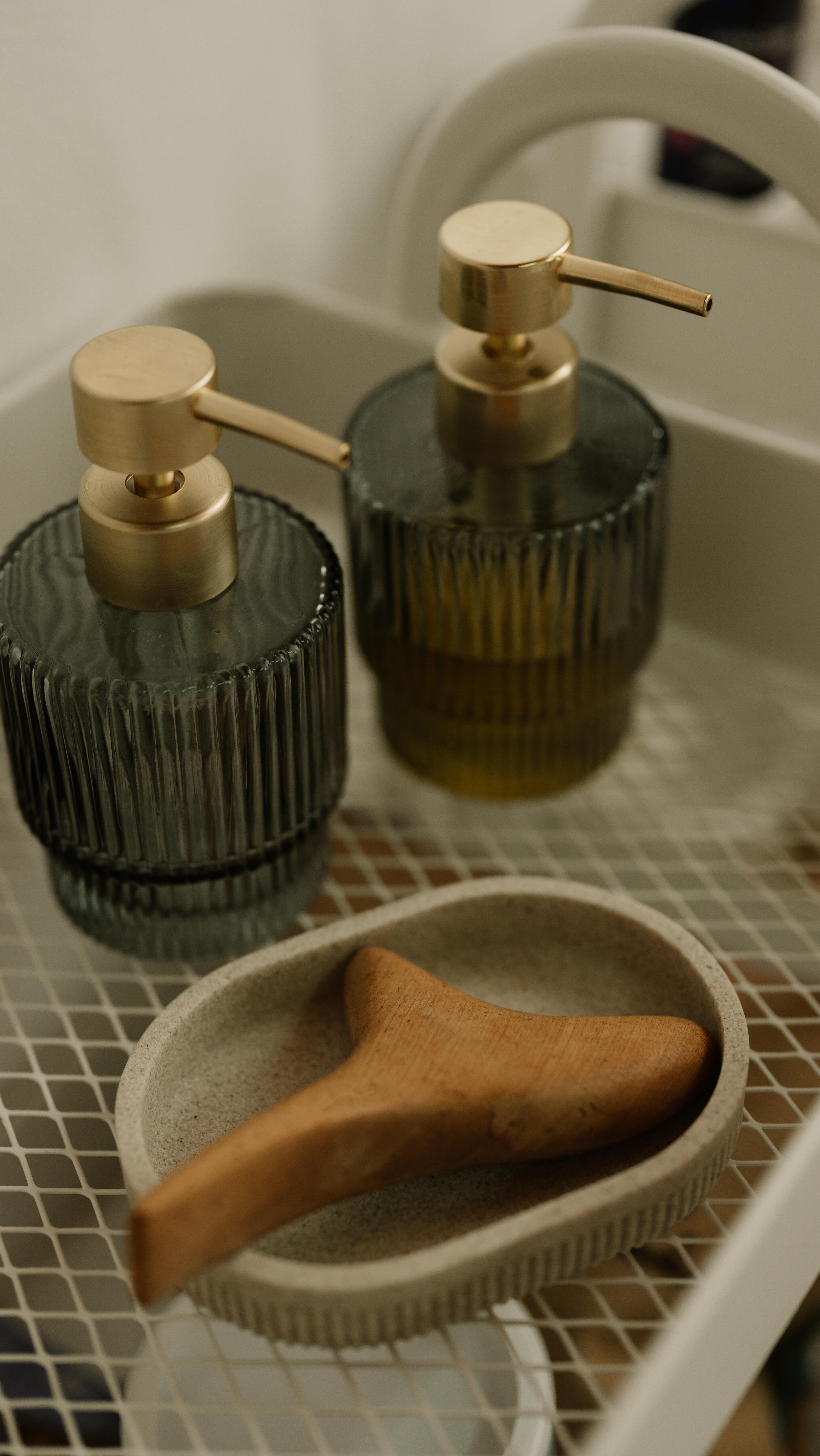 Quand la lymphe stagne, on gonfle : jambes lourdes, ventre ballonné, visage bouffi… 💧
Contrairement au sang, la lymphe est un liquide transparent qui n’a pas de « pompe » (comme le cœur) pour circuler. Elle est composée principalement d’eau, de déchets cellulaires, de toxines et de graisses issues de la digestion.
👉🏽 Comment ça marche ?
Le drainage lymphatique manuel vient « pousser » mécaniquement ce liquide vers les ganglions, points de passage essentiels et de filtration.
La lymphe rejoint ensuite la circulation sanguine, ce qui permet aux reins et au foie d’éliminer naturellement l’excès d’eau et les toxines.
✨ Résultat : une sensation de légèreté immédiate, un métabolisme relancé et une silhouette qui s’affine au fil des séances.
__________
#drainagelymphatiquebrésilien #naturopathemartinique #bienêtre #detox #rétentiondeau