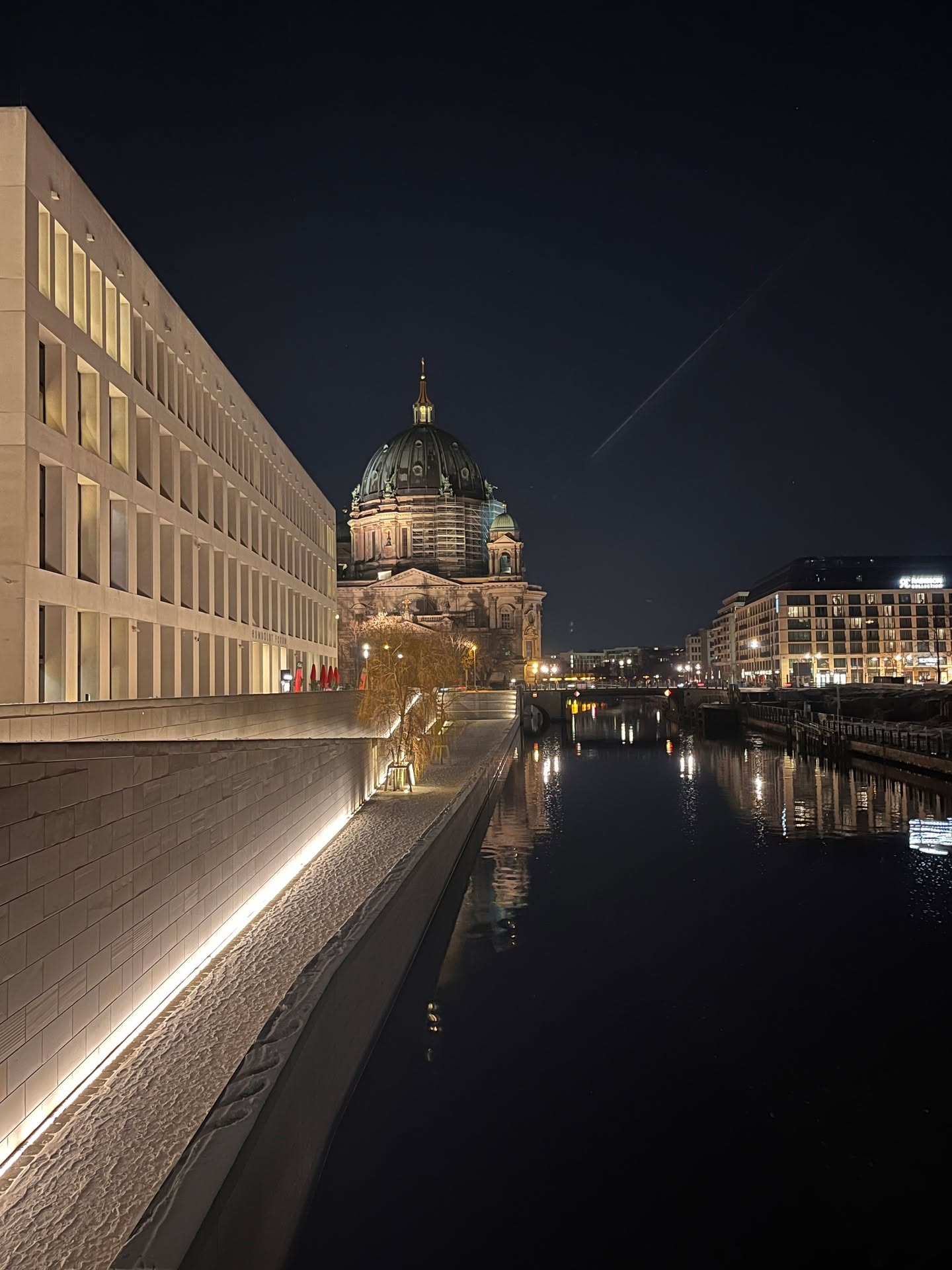 ✨Cold, gritty, EPIC... Berlin✨
#Berlin #BerlinTrip #VisitBerlin #BerlinVibes #BerlinPhotography
#Travel #TravelPhotography #CityBreak #EuropeTrip #UrbanExploration
#CityVibes #MoodyGrams #UrbanPhotography #StreetPhotography #TravelGram
#ExploreEurope #ArchitectureLovers #CityScenes #Wanderlust
