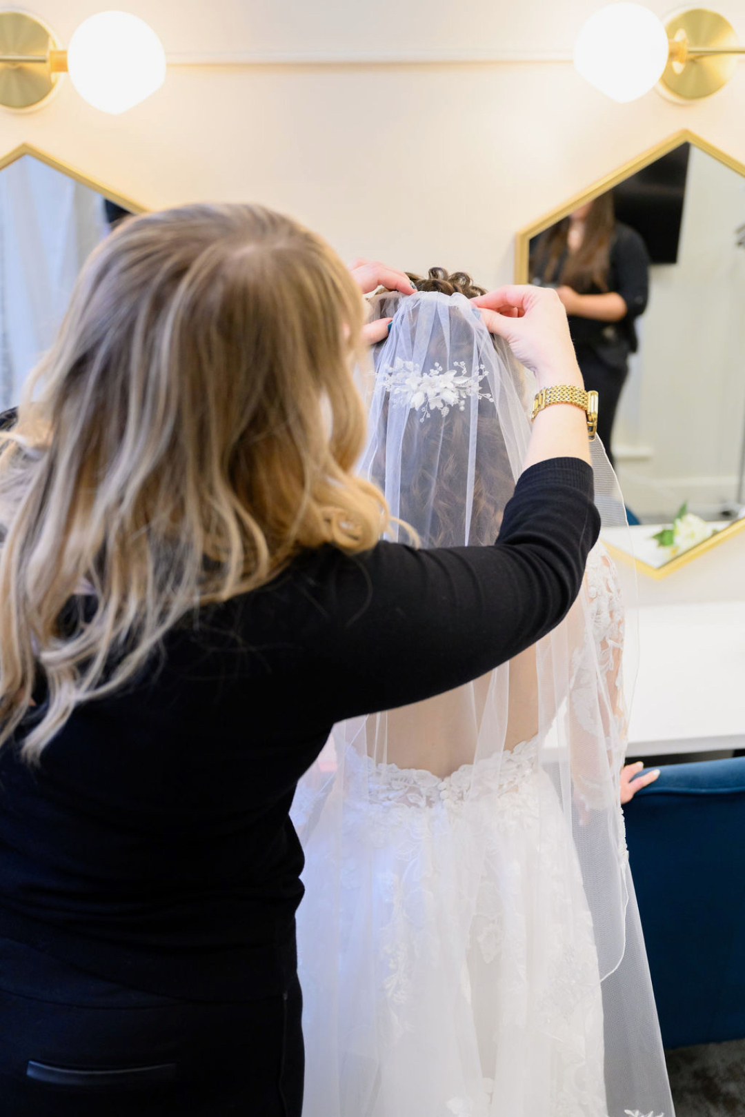 We 🤍 Veils too!👰
They are so pretty but have you wondered where & how it will stay in your hair?!
Not to worry, bring it to your trial & we will find a comfortable secure way to keep it in place!
*
*
*
#minnesotabridalartist #stpaulhairstylist #stpaulmakeup #minnesotabridal #minneapolisbride #twincitiesbride #minneapolisbeauty #minneapolismakeupartist #minneapolisbridalhair #minnesotaweddings #minnesotabride #mnbridalmakeup #mnbridalhair #mnbride #mnbridal #mnweddings #mnbridalhairstylist #mnbridalmakeupartist #mplsbride #mplsbridalhair #mplsbridalmakeup #stpaulbride #stpaulweddings #bridalhair #bridalhairandmakeup #minnesotahairsalon #minneapolisbridal