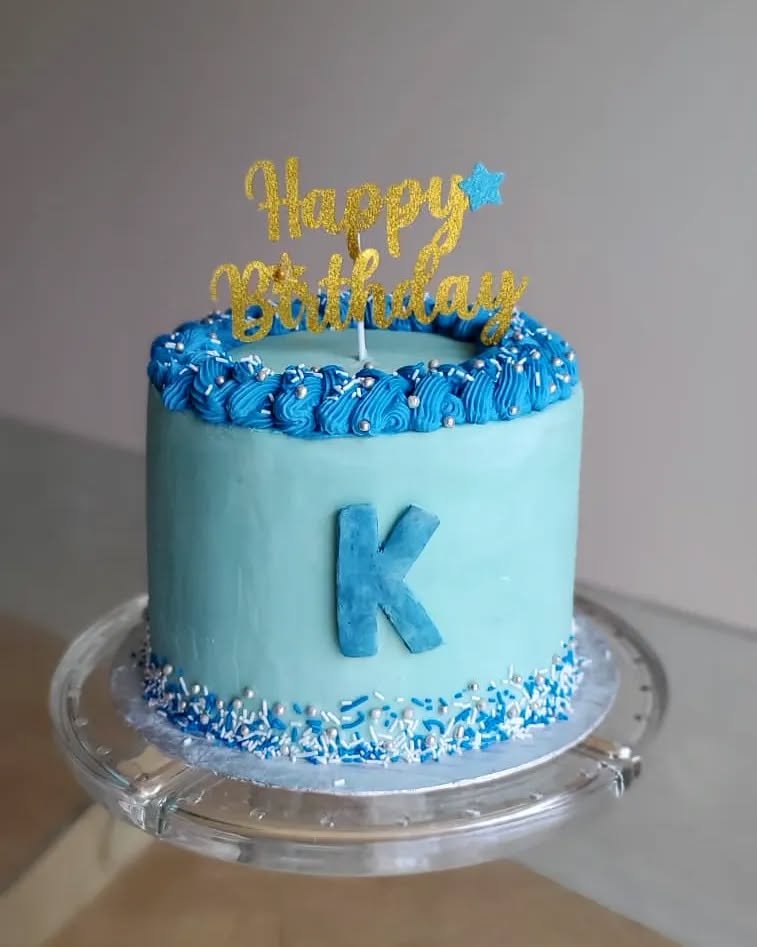 Blue Birthday 💙
#birthday #birthdaycake #blue #cake #cakedecorating #cakedesign #cakedecorator #cakesofinstagram #cupcakes #cakeoftheday #happybirthday #cakedesigner #instacake #picoftheday #instafood #buttercream #buttercreamcake