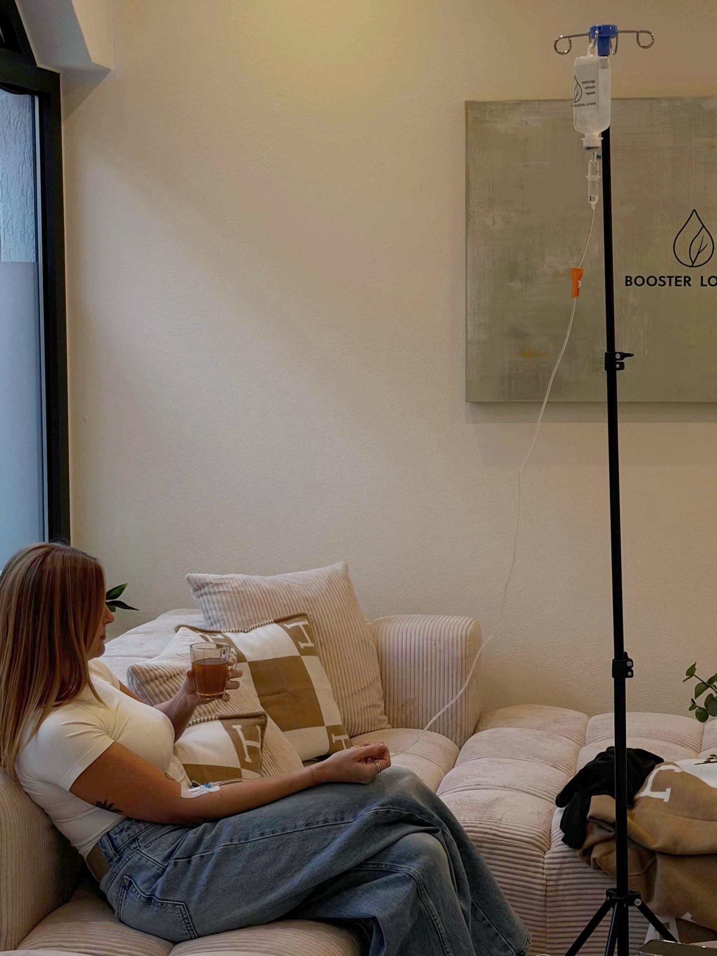 Recap: The first week of BOOSTER LOUNGE is in the books! ⚡️
Von unserer Eröffnungsparty bis zu euren ersten Boosts – danke für eure vielen Buchungen! 💛
Die nächsten freien Termine gibt es erst wieder Mitte März (ihr seid die Besten!).
Schaut aber gerne immer mal wieder rein – manchmal werden kurzfristig Termine frei.
Außerdem prüfen wir gerade, ob wir noch zusätzliche Slots für euch freischalten können.
We’ll keep you updated!
#ivtherapy #munich #boosterlounge #longevity #biohacking