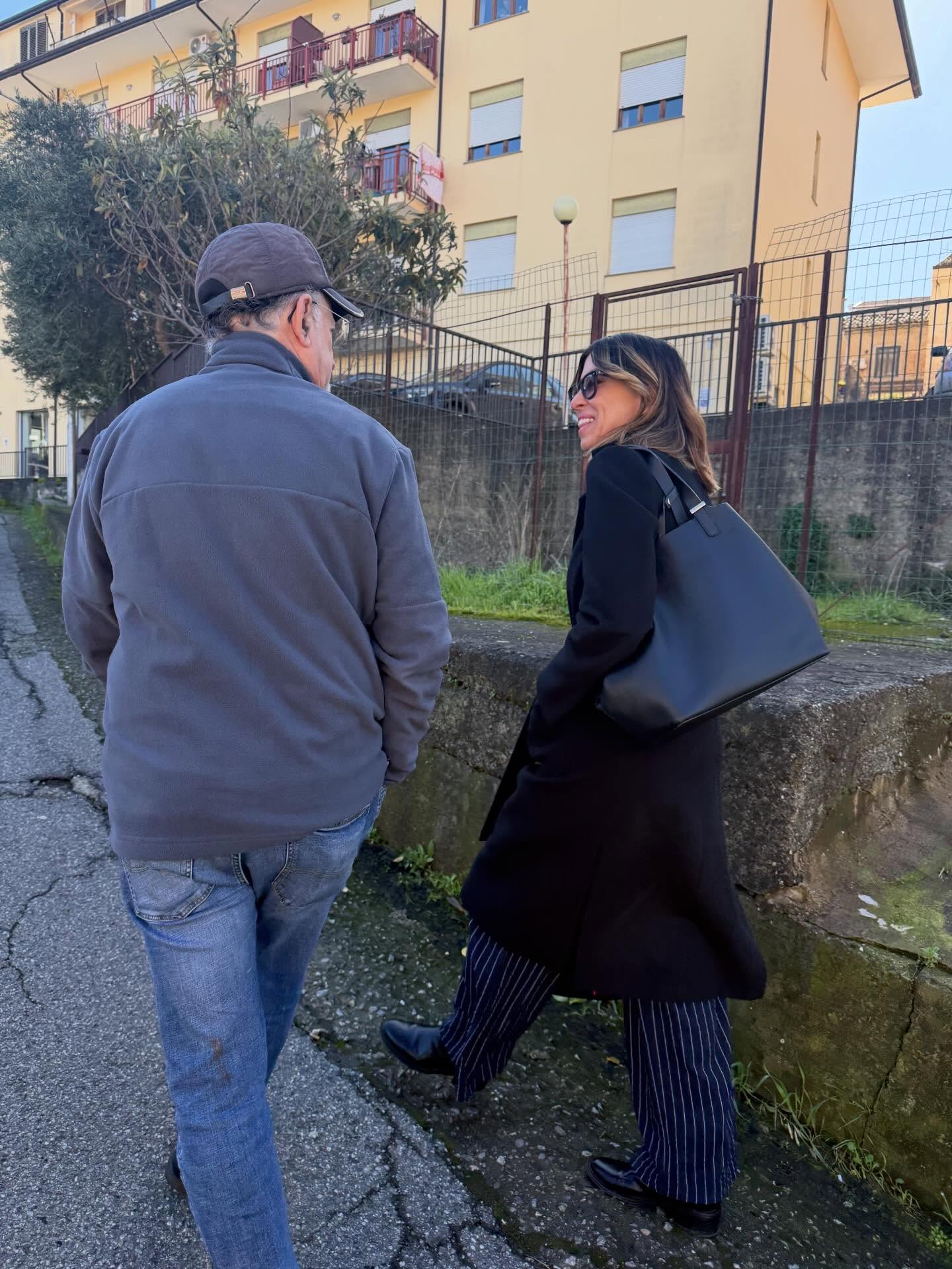 Questa mattina in Calabria a San Marco Argentano abbiamo tenuto un incontro pubblico dedicato al referendum costituzionale sulla giustizia del 22–23 marzo. Un momento di confronto serio e partecipato per spiegare le ragioni del nostro NO.
Insieme a @_giuseppegiorno abbiamo approfondito i contenuti della riforma e le sue conseguenze sull’equilibrio tra i poteri dello Stato.
Parliamo di una modifica diretta della Costituzione: separazione delle carriere tra giudici e pubblici ministeri, due CSM distinti, una nuova Alta Corte disciplinare. Una riforma che non interviene sui veri problemi della giustizia: lentezza dei processi, carenza di personale e risorse, ma cambia in profondità l’assetto della magistratura.
Il punto per noi è chiaro: indebolire l’autonomia della magistratura significa indebolire la democrazia.
Difendere la giustizia significa difendere i diritti di tutti.
Il 22–23 marzo andiamo a votare.
Votiamo NO 🇮🇹