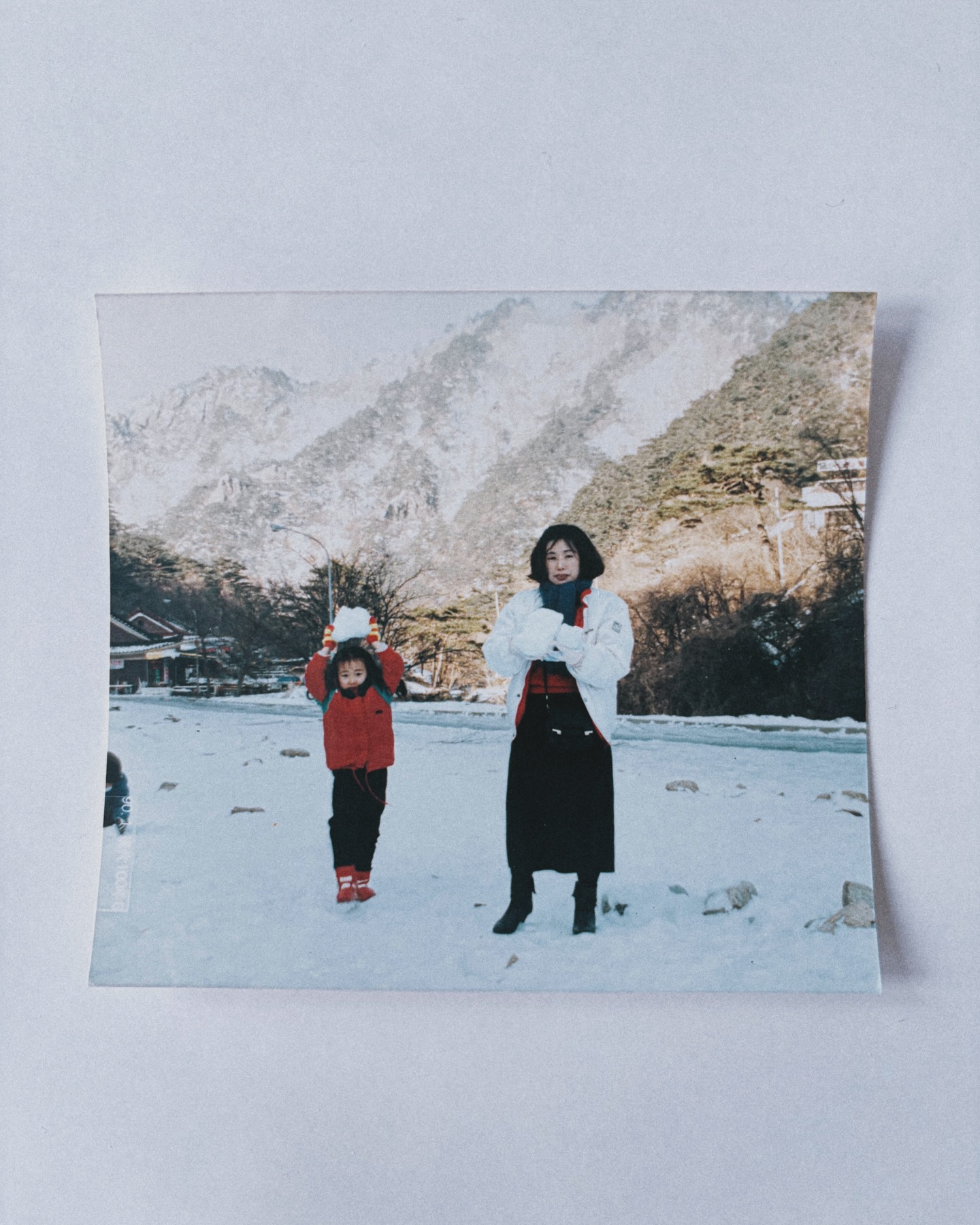 📝
그림이 매일 즐거웠고
새싹이 예뻤던
피아노를 치고, 눈과 놀던 꼬마는
꼬박 하루를 날아
지구 반대편의 겨울에 닿았다.
피아노 치는 법은 잊었지만
좋아하는 음악을 찾아 듣고
새싹을 예뻐하고
그림을 그리는 일은 여전히 즐겁다.
햇살이 드문 지구 반대편의 겨울,
눈은 대신 빛이 되어
조용히 이곳을 밝힌다.
-
Painting was a daily joy,
and tender shoots were beautiful.
The little child who played the piano
and played in the snow
flew for a whole day
to arrive at winter
on the other side of the earth.
She has forgotten how to play the piano,
yet she still seeks out the music she loves,
still finds beauty in young sprouts,
and still finds joy in painting.
In the winter on the other side of the earth, where sunlight is scarce,
the snow becomes light instead,
quietly illuminating this place.