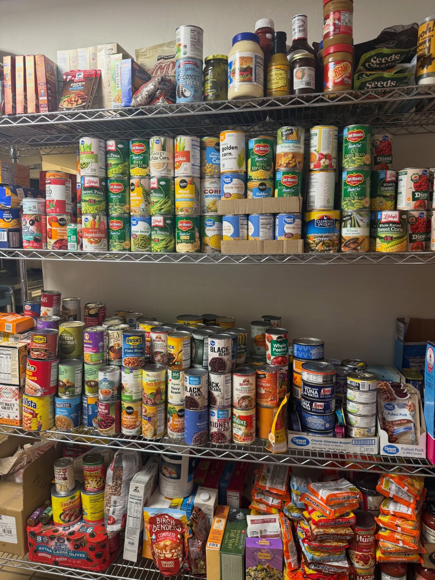 Huge thanks to our incredible volunteers who helped distribute nonperishable food boxes throughout our Southside Tucson and South Tucson communities today! Because of your dedication, we were able to get these boxes out quickly and directly into the community. 💛🫱