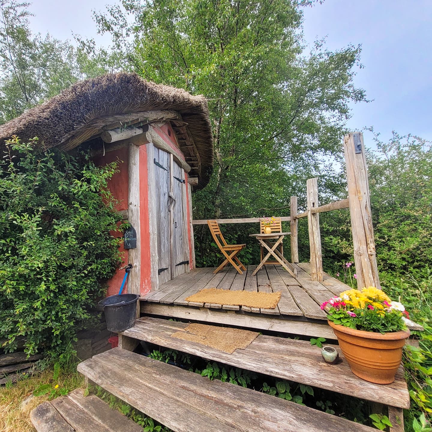 The Small Roundhouse ~ available to book throughout the summer up until the start of October! Why not book yourself a peaceful stay in nature?
Sleeps 2 (double bed) ~ bookings are made through Airbnb which is linked on our profile. More information and pictures also to be found there!
Have a look at our website also for any upcoming events and workshops, and remember if you would like to combine your stay with the cafe, @caffirfelin is open Friday to Sundays (& Monday Bank holidays) serving delicious meals, sweet bakes and drinks!
...
Dewch i aros yn y Ty Crwn dros yr haf ~ dani'n cymeryd archebion tan cychwyn mis Hydref!
Cysgu 2 (gwely dwbl) ~ archebion trwy Airbnb, dilynnwch y linc ar ein proffil ~ mae fwy o luniau a wybodaeth i weld yno hefyd!
Cofiwch fod y caffi ar agor dydd Gwener ~ dydd Sul, ac i edrych ar ein gwefan am diweddariad gweithdai a gweithgareddau yma🌱