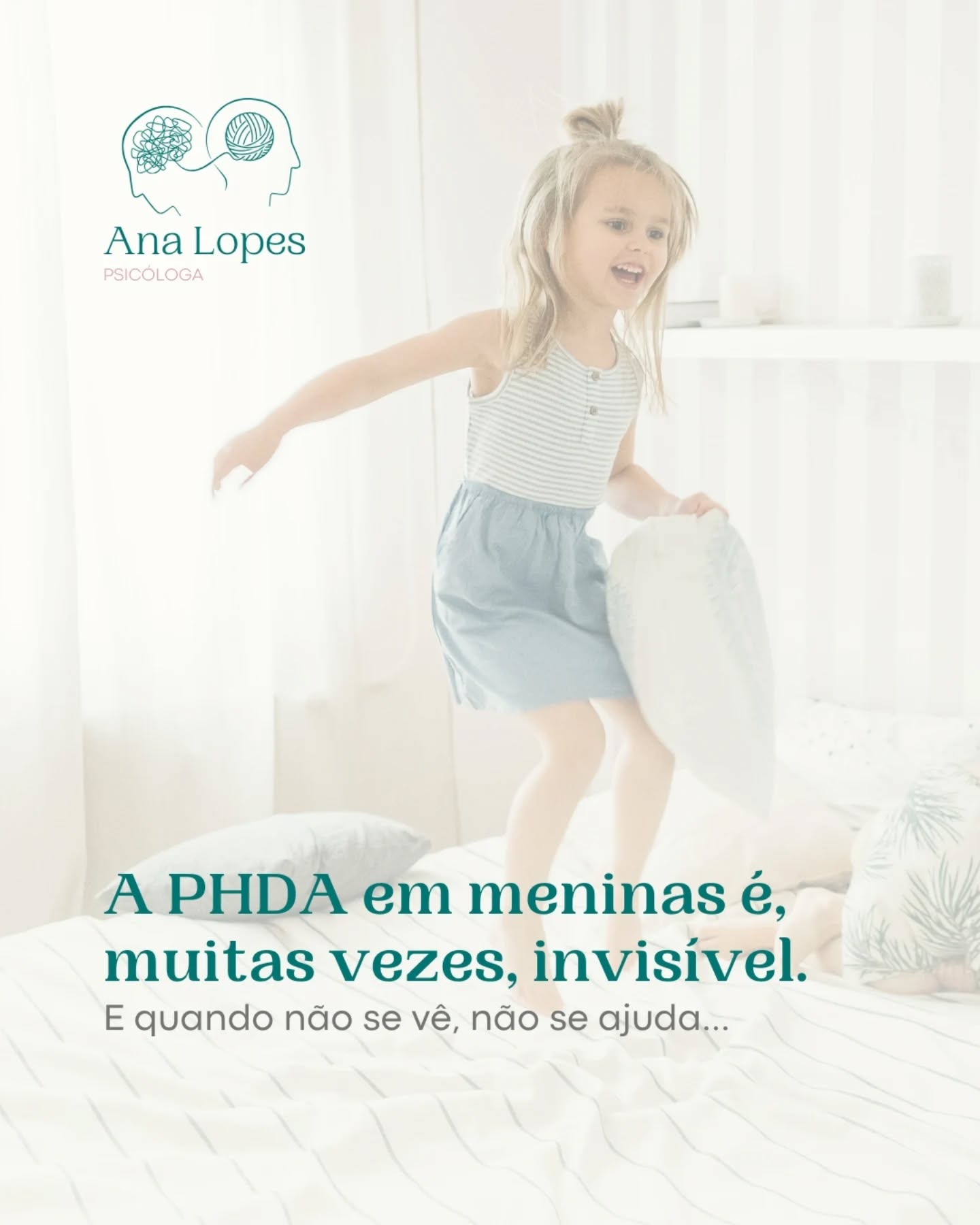 A PHDA nas meninas é muitas vezes invisível.
E quando não se vê… não se ajuda. 💛
Durante muitos anos, a PHDA (Perturbação de Hiperatividade e Défice de Atenção) foi associada quase exclusivamente a rapazes irrequietos, impulsivos e “difíceis”. Mas a realidade é que muitas meninas vivem com PHDA, apenas de forma diferente.
Nas meninas, é mais comum vermos:
✨ Desatenção e distração frequente
✨ Sonhar acordada nas aulas
✨ Dificuldade em organizar materiais e tarefas
✨ Esquecimentos constantes
✨ Sensibilidade emocional intensa
✨ Baixa autoestima (“sou burra”, “não consigo”)
Muitas não perturbam a aula. Não incomodam.
E por isso… passam despercebidas.
💔 O impacto emocional
A menina com PHDA pode crescer a sentir que está sempre “aquém”.
Esforça-se… mas perde prazos.
Estuda… mas distrai-se.
Quer fazer bem… mas esquece-se.
Com o tempo, podem surgir:
Ansiedade
Sintomas depressivos
Perfeccionismo extremo
Exaustão por tentar compensar
🚨 Porque é importante falar sobre isto?
Quando a PHDA não é identificada:
A criança não recebe apoio adequado
Os comportamentos são interpretados como preguiça ou falta de interesse
A autoestima fica fragilizada
Diagnóstico não é rótulo.
É compreensão.
É acesso a estratégias.
É alívio.
🌱 O que os pais podem observar?
✔ Dificuldade persistente em manter atenção
✔ Desorganização marcante
✔ Oscilações emocionais intensas
✔ História de comentários como “tem potencial, mas não se aplica”
Se reconhece estes sinais, procure avaliação especializada.
A intervenção precoce faz toda a diferença.
E cada menina merece sentir-se capaz. Porque é. 💛
#phda #phdaemmeninas #adhd #girlswithadhd #phdaportugal
