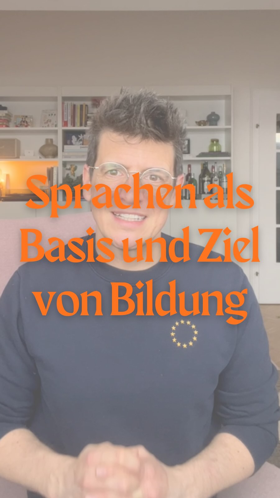 Publication Alert – Themenheft von Erziehung & Unterricht zu „Mehrsprachigkeit als Ausgangspunkt und Ziel von Bildung“ ist Open Access erschienen.
Gemeinsam mit meiner Kollegin Sandra Reitbrecht (@uni_bamberg) durfte ich (@sllf.univie) diesen Schwerpunkt koordinieren. Ausgangspunkt ist eine klare bildungspolitische Realität: In Österreich wächst die sprachliche Vielfalt an Bildungseinrichtungen stetig und Mehrsprachigkeit ist längst Normalität.
Das Themenheft versammelt Beiträge entlang der gesamten Bildungskette:
• Verena Blaschitz (@univienna) untersucht Einstellungen von Elementarpädagoginnen zu Mehrsprachigkeit im Kindergarten.
• Simone Naphegyi (@phvorarlberg) analysiert den Lehrplan der Volksschule aus der Perspektive einer europäisch orientierten Sprachbildung.
• Flora Woltran, Fatima Kandil und Susanne Schwab (alle @univienna) zeigen Spannungen zwischen Wertschätzung von Mehrsprachigkeit und monolingualer Unterrichtspraxis in Deutschfördersettings.
• Valéria Schörghofer-Queiroz beleuchtet Sprache, Identität und elterliches Engagement mehrsprachiger Eltern.
• Edna Imamović und Sarah Mayr (beide @ph_linz) untersuchen Schulwahlprozesse mehrsprachiger Jugendlicher.
• Miriam Weidl und Hannes Schweiger (beide @univienna und @sagsmulti.uniwien) präsentieren das Sparkling-Science-Projekt zum mehrsprachigen Redewettbewerb SAG’S MULTI.
• Serena Comoglio und Albert Göschl (beide @ÖSZ) widmen sich der Rolle von Sprachmediation im Fremdsprachenunterricht.
Die Beiträge zeigen deutlich: Wertschätzung allein reicht nicht. Mehrsprachigkeit muss systematisch in Bildung integriert werden, als Ausgangspunkt und als Ziel.
Wer sich für Chancen, Herausforderungen und konkrete Wege einer mehrsprachigen Bildung interessiert, sollte unbedingt einen Blick in die Ausgabe werfen.
Ich freue mich über Rückmeldungen und Austausch!
Publikation einfach googeln, Link hier würde nichts bringen. 😉