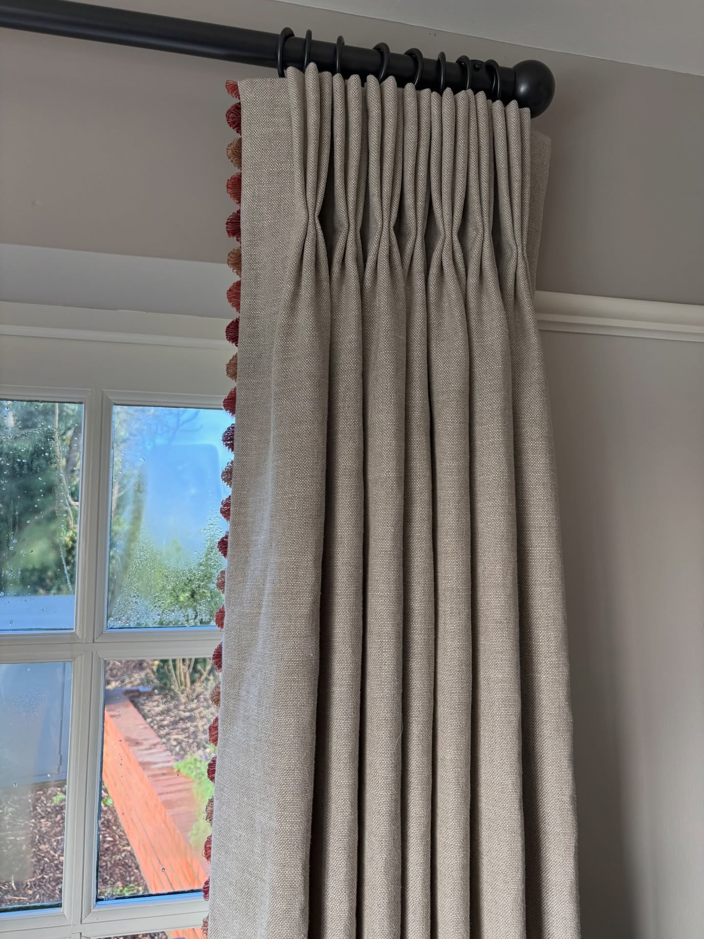 Elegant and understated - pure linen, beautiful trim and a classic pole. What more would you want!!! Interlined curtains in @warwickfabricsuk linen with a @samuelandsons trim on the leading edge. Hung on a @cameron_fuller_limited graphite pole. Snug to keep those draughts out. #malvernhills #interlinedcurtainsandblinds #purelinen #sittingroominspo #worcestershireinteriors