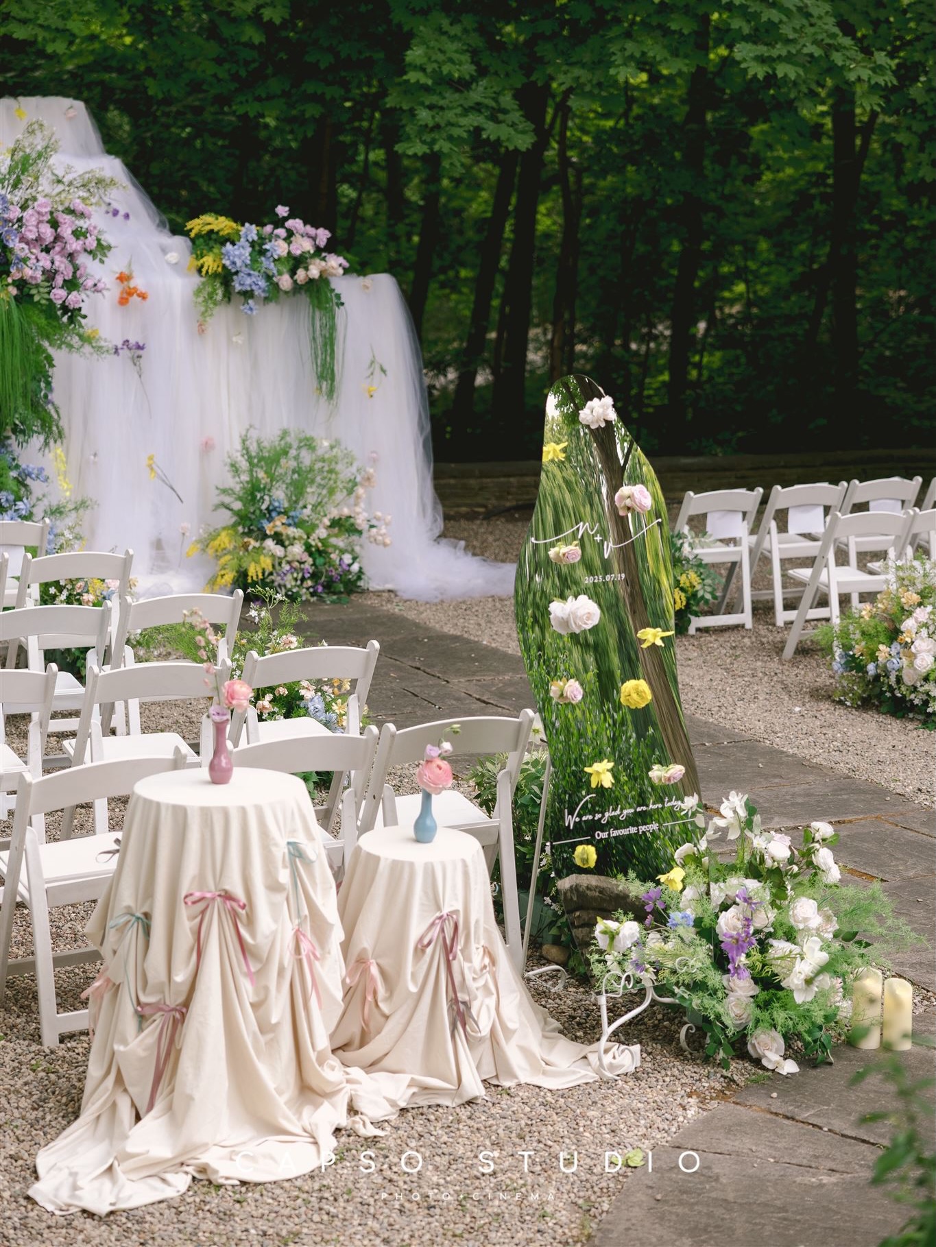 POV: Walking into our fairytale
Draped tables ✔️
Mirror sign ✔️
Waterfall backdrop ✔️
Still obsessed 🤍
Planning and design: @destinyweddingsca
Floral and decor: @peachwoodevents
Photography: @capso_wedding_studio
#torontoweddingflorist #torontoweddingvenue #torontoweddingphotographer #torontoweddings #torontoweddingplanner