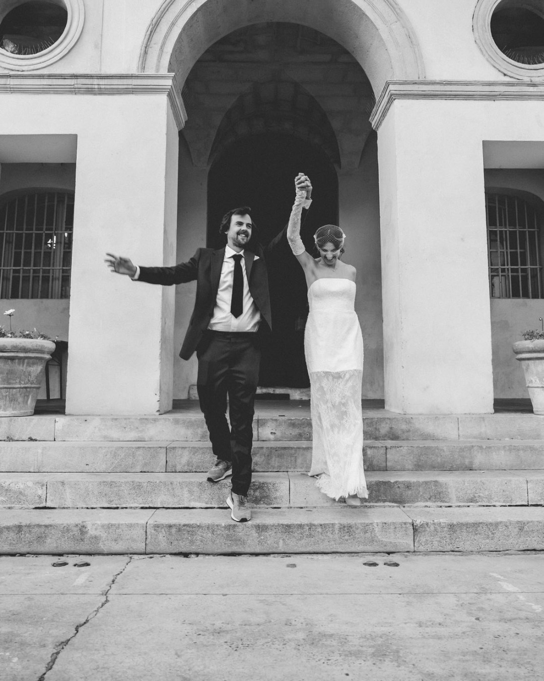 L’histoire avec Candice commence lors d’un premier essayage… à 5 mois de grossesse.
Son mariage civil était prévu deux mois après son terme : pas le choix, il faut anticiper.
Nous voilà donc lancées dans une aventure sur-mesure, pleine d’ajustements et de rebondissements ✨
Pourquoi un essayage à 5 mois de grossesse ?
Parce que lors d’une première grossesse, le corps évolue encore peu à ce stade. Et comme le mariage avait lieu quelques semaines après l’accouchement, la morphologie restait relativement proche. Cela permet de choisir sa robe sereinement, sans avoir à trop se projeter.
Lors de ce premier rendez-vous, Candice a un véritable coup de cœur pour la robe JAN.
Un travail réalisé avant et après l’accouchement, pour ajuster chaque détail et créer la robe parfaite pour son grand jour.
Envie de découvrir son retour ? Rendez-vous en slide 2. 🖤
Mille mercis à @candicearnd pour sa confiance dans cette aventure à l'aveugle et merci à @_aaureliee_ pour ses fabuleuses photos.
✨ À la recherche d'une robe de mariée qui s'adapte à toi et non l'inverse ? Je suis Manon Gontero, créatrice de robes de mariée depuis 15 ans. Je t'accompagne personnellement dans la confection de ta robe sur-mesure depuis mon atelier-boutique marseillais.
📍 Réserve ton essayage directement via le lien dans ma bio et imaginons ensemble la robe qui te ressemble.
#robedemariee #weddingdress #robedemarieesurmesure #bride2025