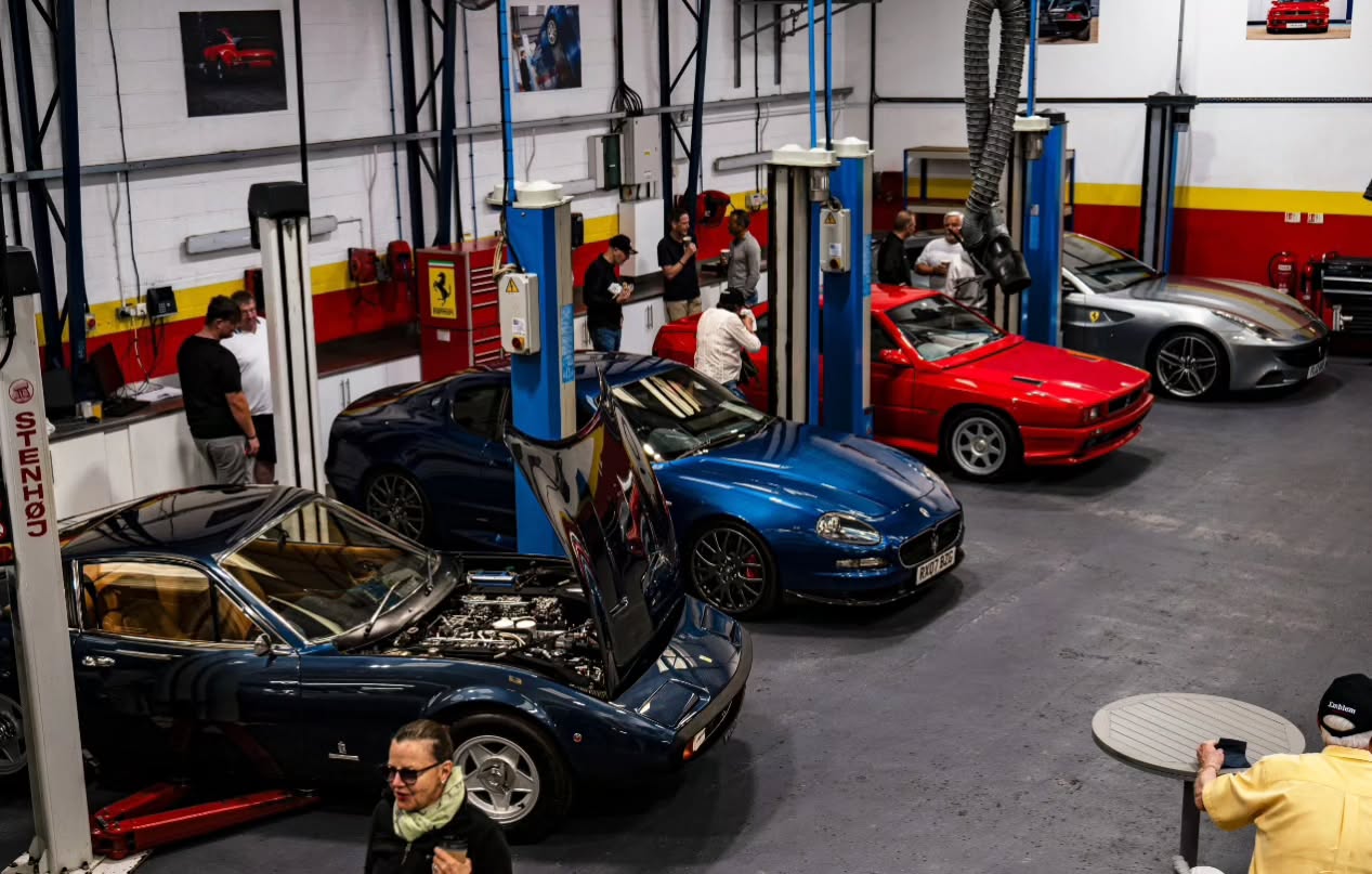 Four legends, one room. 🔧🏁
When Italian dreams are parked under one roof.
The emblem workshop: A pit stop for the classics.