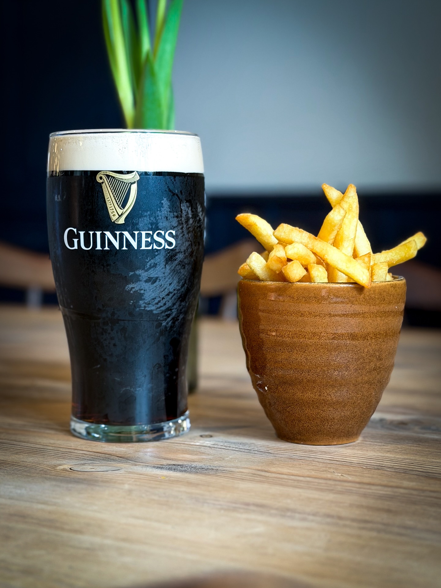 Join us at The Queens for a full weekend of Six Nations rugby 🏉
Sat
England v Ireland — 2:10pm
Wales v Scotland — 4:40pm
Sun
France v Italy — 3:10pm
Settle in with a pint of Guinness & chips for £7 — proper match fuel.