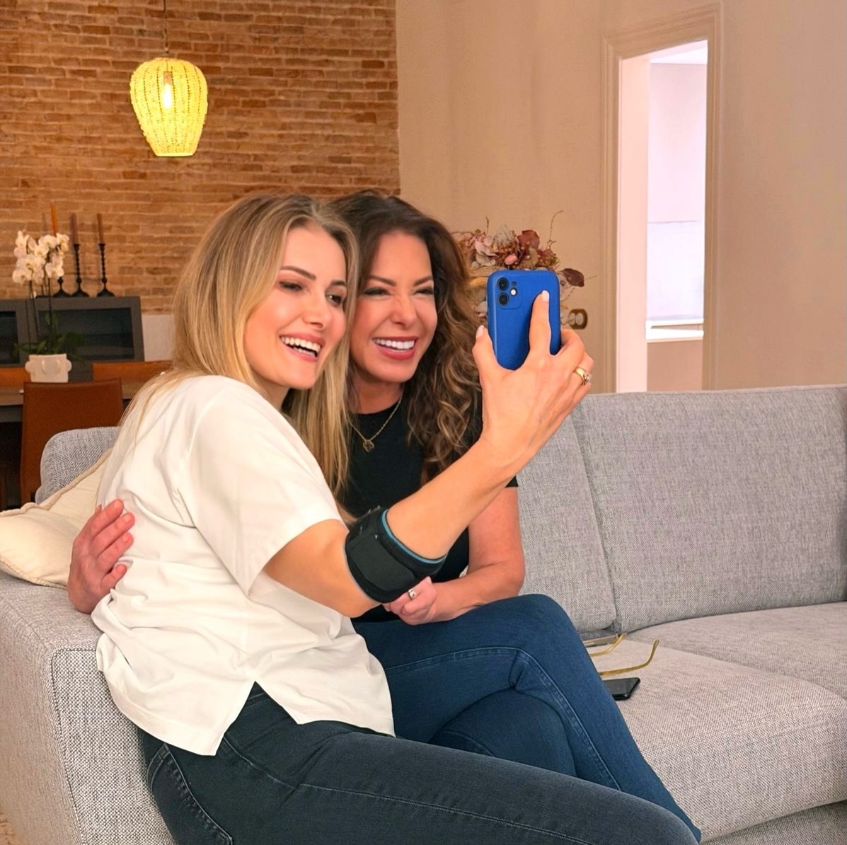 My beautiful cousin, @senemdemirkan & her lovely family, @minademirkaan, @samil_demirkan in #barcelona ❤️
✨
#familytime❤️ #weekendvibes✌️ #sundayfunday☀️ #aylinlivaneli