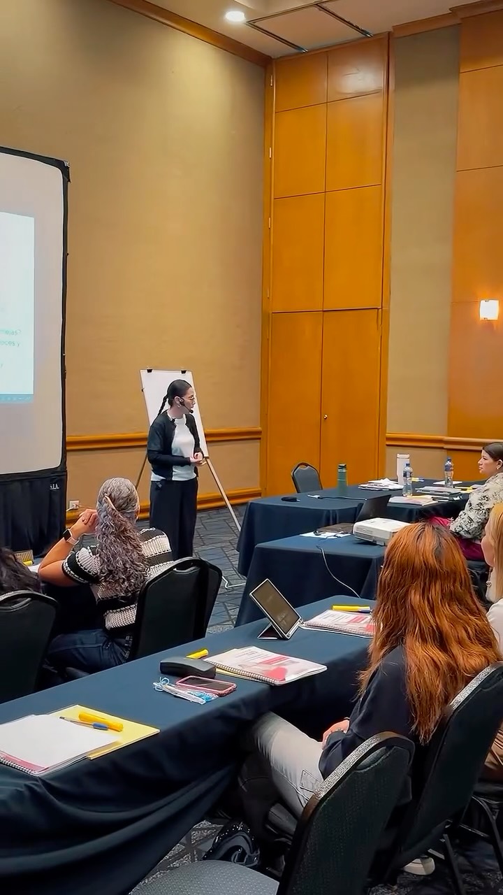 Así comienza Clínica Avanzada en Sonidos del Habla con la Mgtr, Fga., C/NDT Katherine Parra.
Un espacio donde:
✔️ Se cuestiona lo tradicional
✔️ Se analiza con rigor
✔️ Se interviene con intención
Porque trabajar sonidos del habla no es “corregir errores”.
Es comprender procesos motores, fonológicos y neurológicos con profundidad.
Seguimos elevando el nivel de la formación en Latinoamérica.
Si vas a formarte, que sea en serio. 🎯
#Fonolatin #FormaciónEspecializada #SonidosDelHabla #educaciónbasadaenevidencia