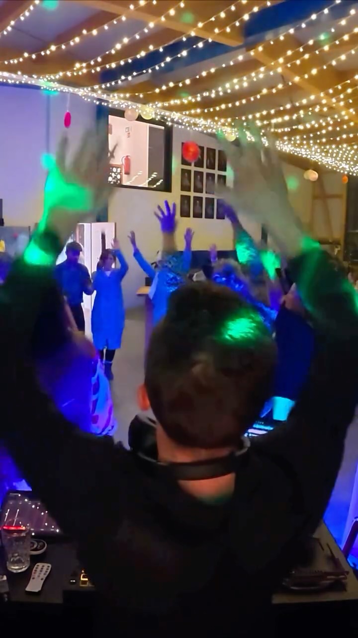 DJ gute Laune Set: wie man eine Tanzfläche in 60 Sekunden füllt: Seeed x Gute Laune 🔥💃
#dj #simonsmusik #gutelaune #geburtstag