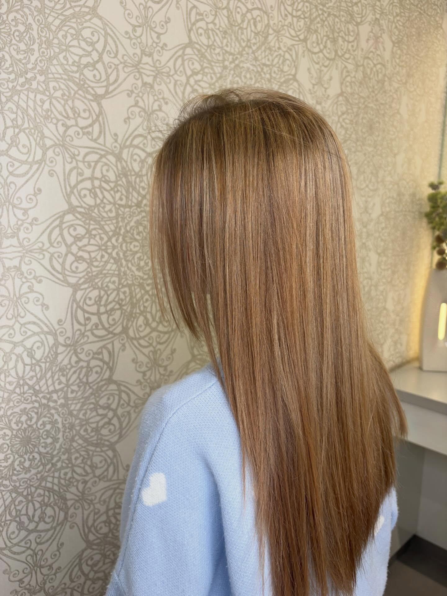 Sanfte Aufhellung ganz ohne Blondierung 💛
Für unsere junge Kundin haben wir einen natürlichen, strahlenden Look gezaubert – komplett ohne Blondieren!
Wir setzten auf besonders schonende Techniken, die das Haar gesund halten und trotzdem wunderschöne, helle Reflexe schenken 🌿✨
Das Ergebnis:
🤍 Natürlich wirkende Aufhellung
🤍 Mehr Leuchtkraft & Dimension
🤍 Gesund glänzendes, gepflegtes Haar
#vorhernachher #sanfteaufhellung #ohneblondierung #friseursalon #haarliebe