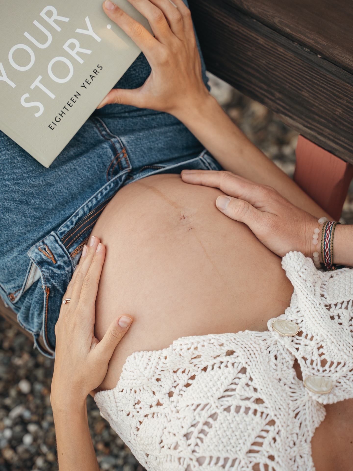 Maternity shoot at home, where soon tiny feet will be running đżâ„ïž
#photographermarbella #costadelsol #marbella #baby #pregnancy