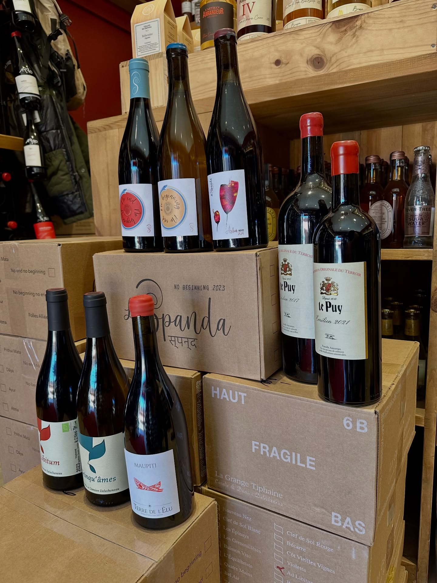 Et Biiiim
En février ne te découvre pas d’un fil !
(C’est pas ça le proverbe ? )
Bref On rentre des nouveautés , notamment des pépites dégustés @millesime_bio 2026
Retour de la Grange Tiphaine avec AD LIB et TRINQU’AMES
Certes pas des nouveautés mais des glouglou comme on aime.
LE PUY avec Emilien 21 et 17 en magnum !
On présente plus la famille Amoreau qui fait du Bordeaux explosif et réellement de terroir.
Et pour les nouveautés
TERRE DE L’ÉLU dans l’Anjou noir
Avec Maupiti, un assemblage de gamay et cabernet franc. Une bombe de fruits rouge aux tannins souple et fins.
LA SPANDA
Sur les terroirs si particuliers de Calce en Roussillon.
No Beginning, un blanc de grenache blanc et maccabeu.
Le tranchant du maccabeu et la rondeur du grenache blanc.
No End, un rouge 100% syrah
Frais éclatant et joyeux
Asha, (mon chouchou) un bonbon de Cinsault et saupoudré de grenache.
Équilibre , sensuel. Juste magnifique.
Très très content de pouvoir vous faire découvrir tout ça. !
#fiercommeunbartabac
#marcheforville #cannes #caviste