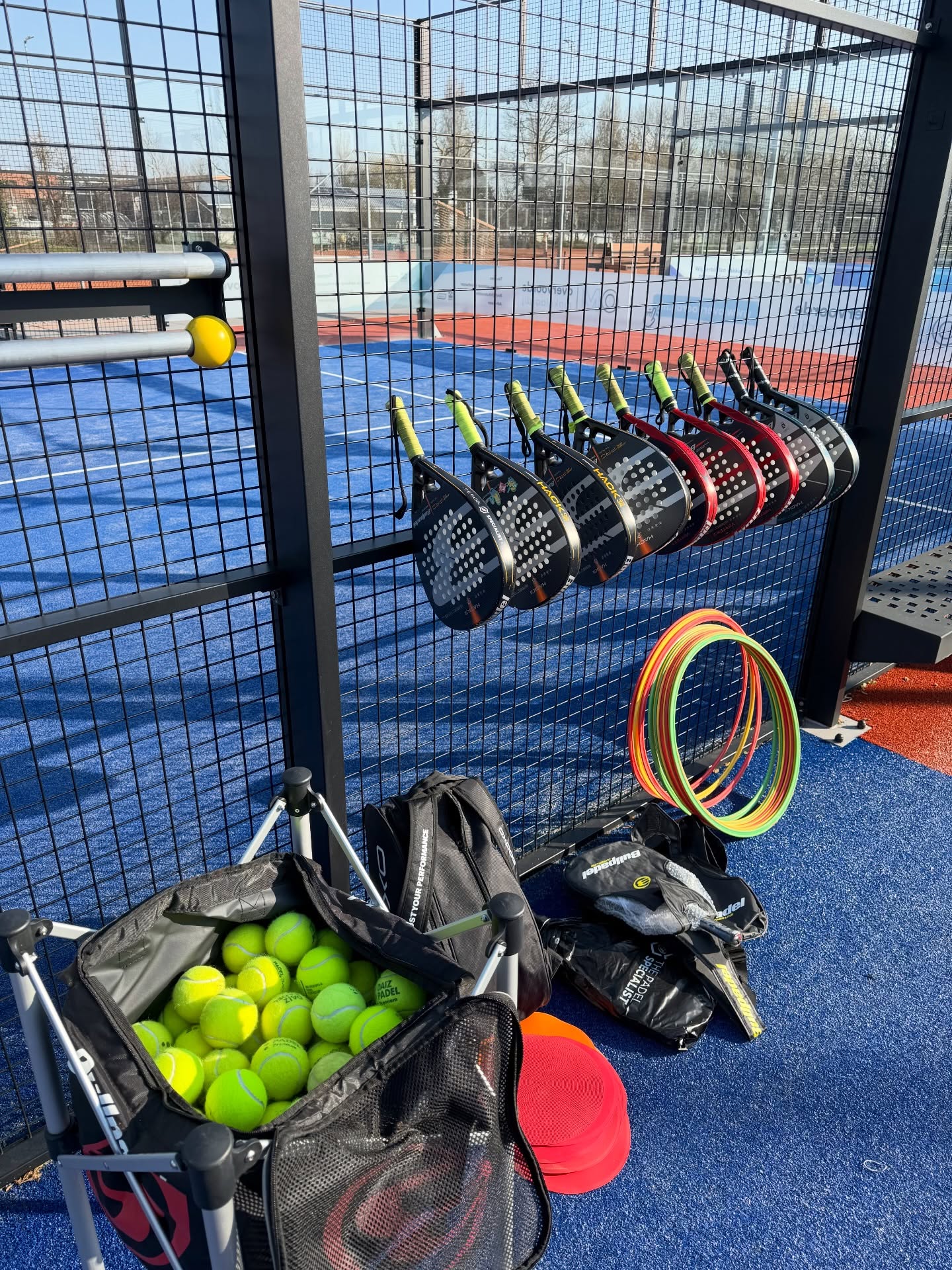 🔥🎾 De 1e ballen zijn geslagen! 🎾🔥
Vandaag mochten we een aantal leerlingen van @isw_gasthuislaan verwelkomen op de baan 💪
Wat een leuke groep met precies de juiste portie enthousiasme! 🙌
Fanatiek, leergierig en vooral veel plezier – en dát maakt het voor ons extra mooi om ze te helpen groeien in padel.
Extra leuk om te zien dat er al serieuze vorm van fanatisme is, sommige wilde niet stoppen!😀
Op naar volgende week! 🔥
#Padel2Move #YourGameYourMove #ISWGasthuislaan #PadelKids #JeugdHeeftDeToekomst