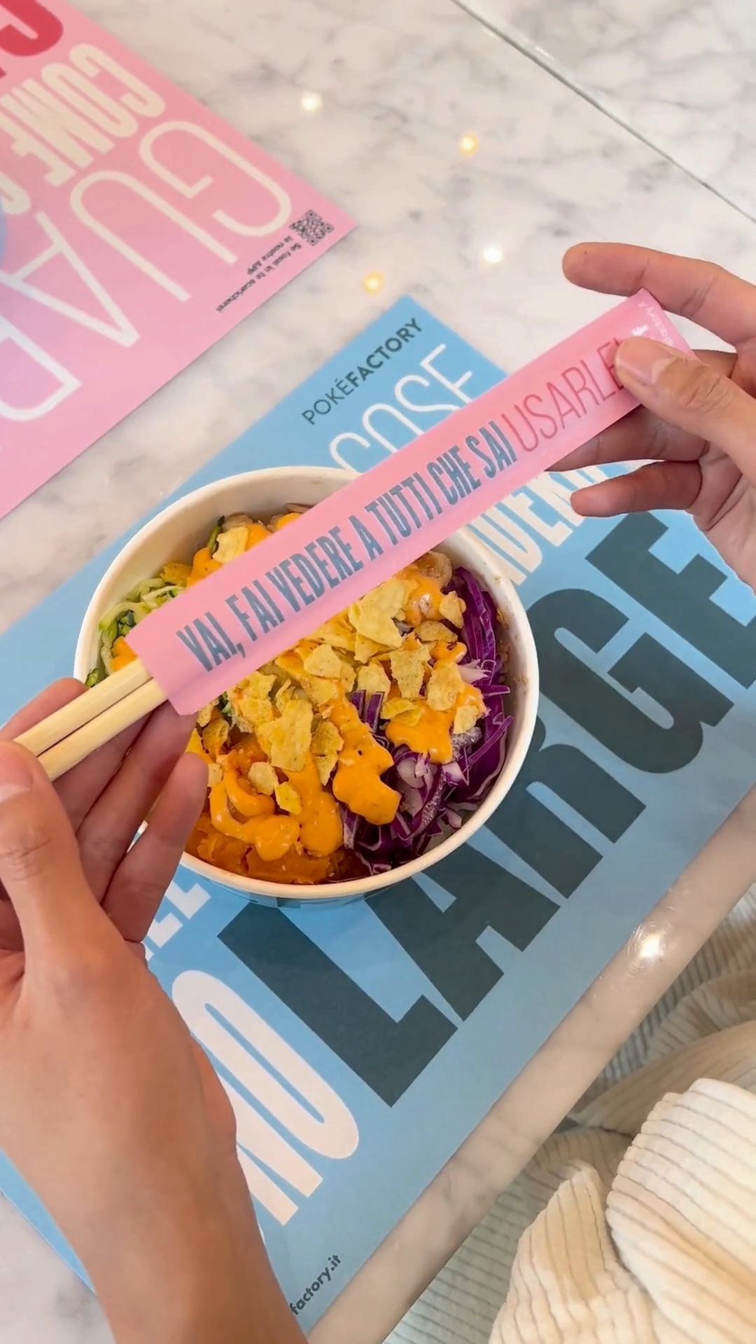 e dopo la nostra cascata di #topping finale...
Tu mettici la skill: fai vedere a tutti che sai usarle 🥢
Ti aspettiamo in store oppure ORDINA dalla nostra #APP 📲
#bowl #ordinaora #pokefactory