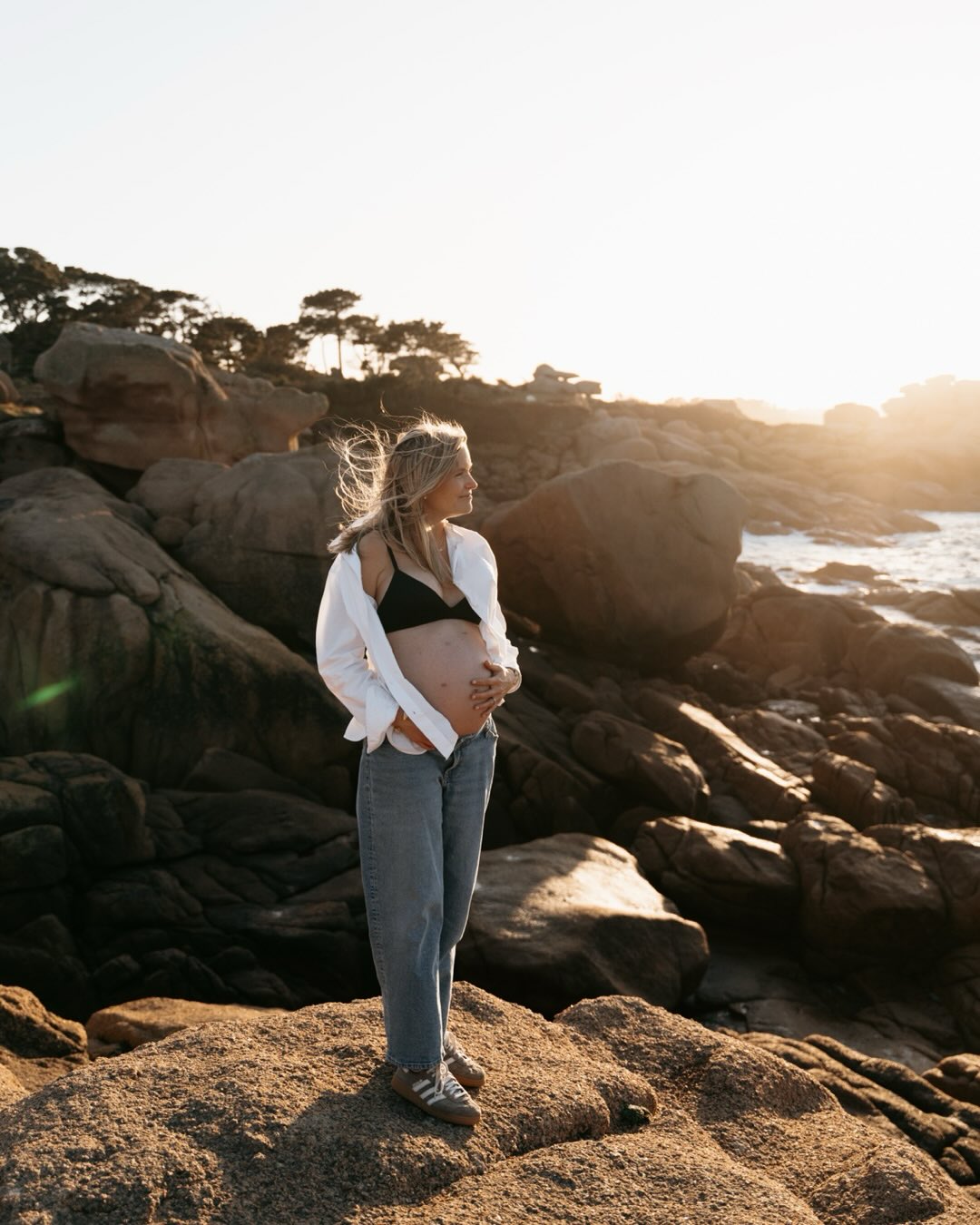 Il y a ce moment particulier où l’amour change de forme, où vos gestes deviennent refuge, où la famille s’agrandit doucement et où tout commence autrement…
C’est donc à la golden hour que nous nous sommes retrouvés sur la côte de granit rose pour immortaliser cette nouvelle vie à 5 ❤️🔥
#wildlove #motherhoodstories #photographeperrosguirec #cotedegranitrose #bretagnemylove