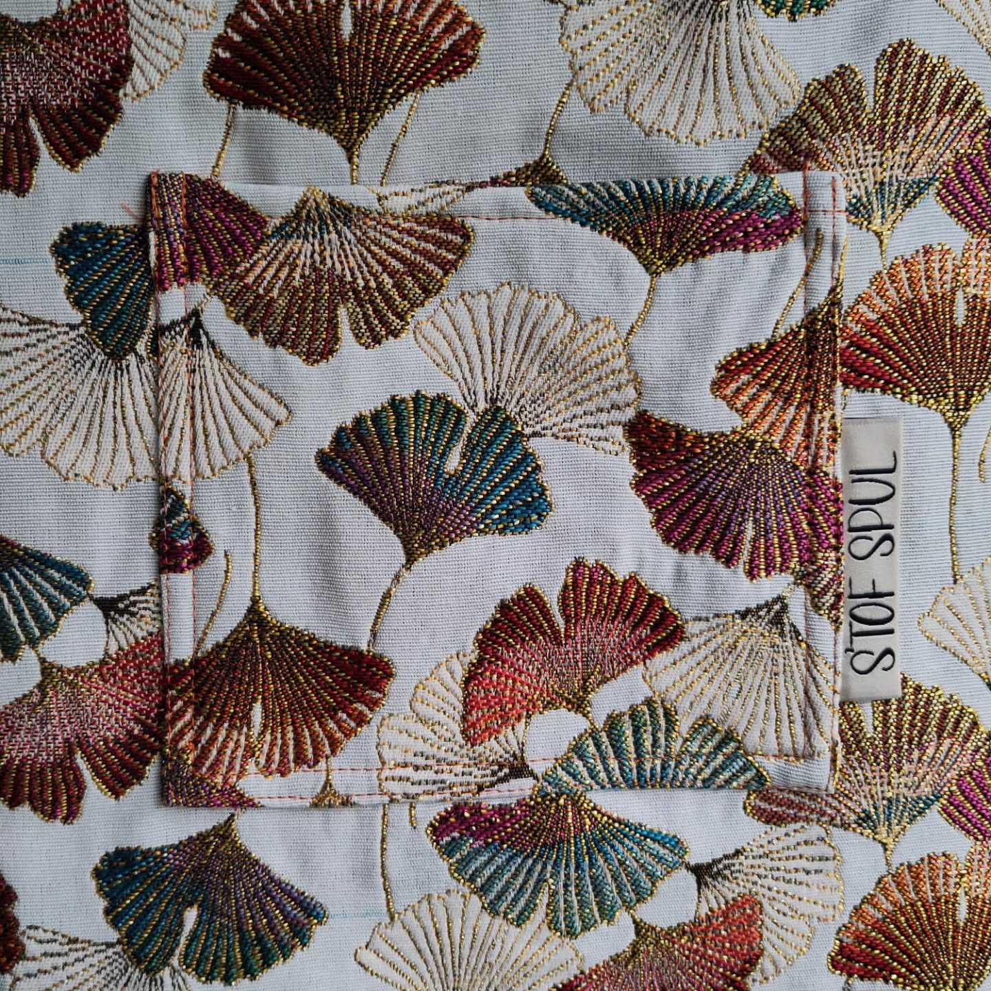 Gingko! Wie houdt er niet van? Deze prachtig jacquard geweven stof met gouddraad is een echte eye catcher ✨ Gecombineerd met een terracotta canvas heb je een unieke én stevige tas. Uiteraard weer omkeerbaar, maar laten we eerlijk zijn: waarom zou je dat willen?
€26,95
VERKOCHT