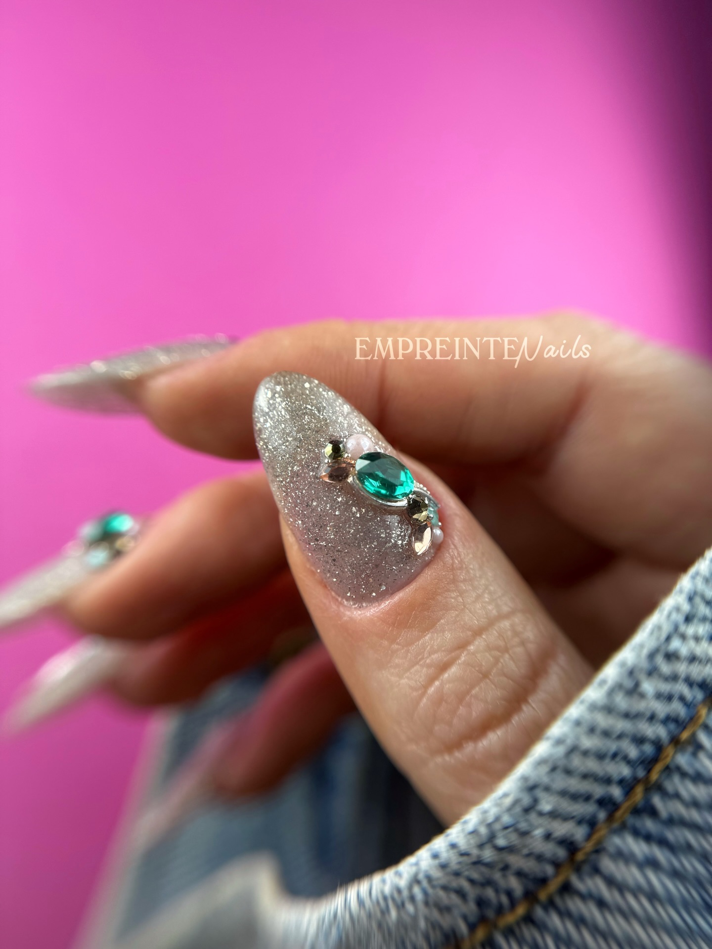 ✨💎 Élégance scintillante & détail précieux 💎✨
Une pose toute en finesse sur une base pailletée de chez @shoplilicreuk , sublimée par une composition de strass aux reflets émeraude de chez @marieevemongeaunails 🤍
J’adore ce mélange de douceur et de caractère… Le vert profond apporte cette touche chic et sophistiquée qui fait toute la différence ✨
Chaque strass est posé avec précision pour un équilibre parfait et une tenue optimale 💎
Un immense merci à @marieevemongeaunails pour ses strass d’une brillance exceptionnelle 🤍 Clairement, travailler avec des produits aussi qualitatifs change tout !
Et merci à son acolyte, le lézard @claudiamoran87 🦎✨ sans qui nos commandes n’arriveraient pas aussi rapidement et ne seraient pas préparées avec autant de soin 🫶
Envie d’apprendre à réaliser ce type de composition ?
Je propose la formation Strass & Compositions :
💎 En ligne (pas à pas, accessible où que tu sois)
💎 En présentiel (avec accompagnement personnalisé)
Que tu sois débutante ou déjà prothésiste confirmée, cette formation va clairement faire passer tes poses au niveau supérieur ✨
📩 Infos & réservations en message privé