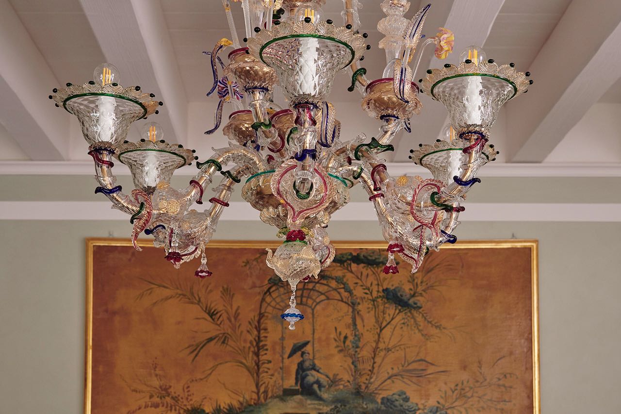 Curated gallery or boutique hotel?
Tucked along a quiet canal in the heart of Venice, Violino d’Oro is a family-run love letter to Italian artistry.
Here, every detail tells a story. From hand-finished fabrics to bespoke furnishings and tableware, each piece is thoughtfully crafted between Venice and Tuscany. The result is a stay that feels intimate, layered, and unmistakably Italian.
Mornings begin with beautifully prepared breakfasts, and evenings drift into unhurried aperitivo at the bar, a ritual as essential to Venezia as the canals themselves.
For travelers who appreciate beauty in the details.✨