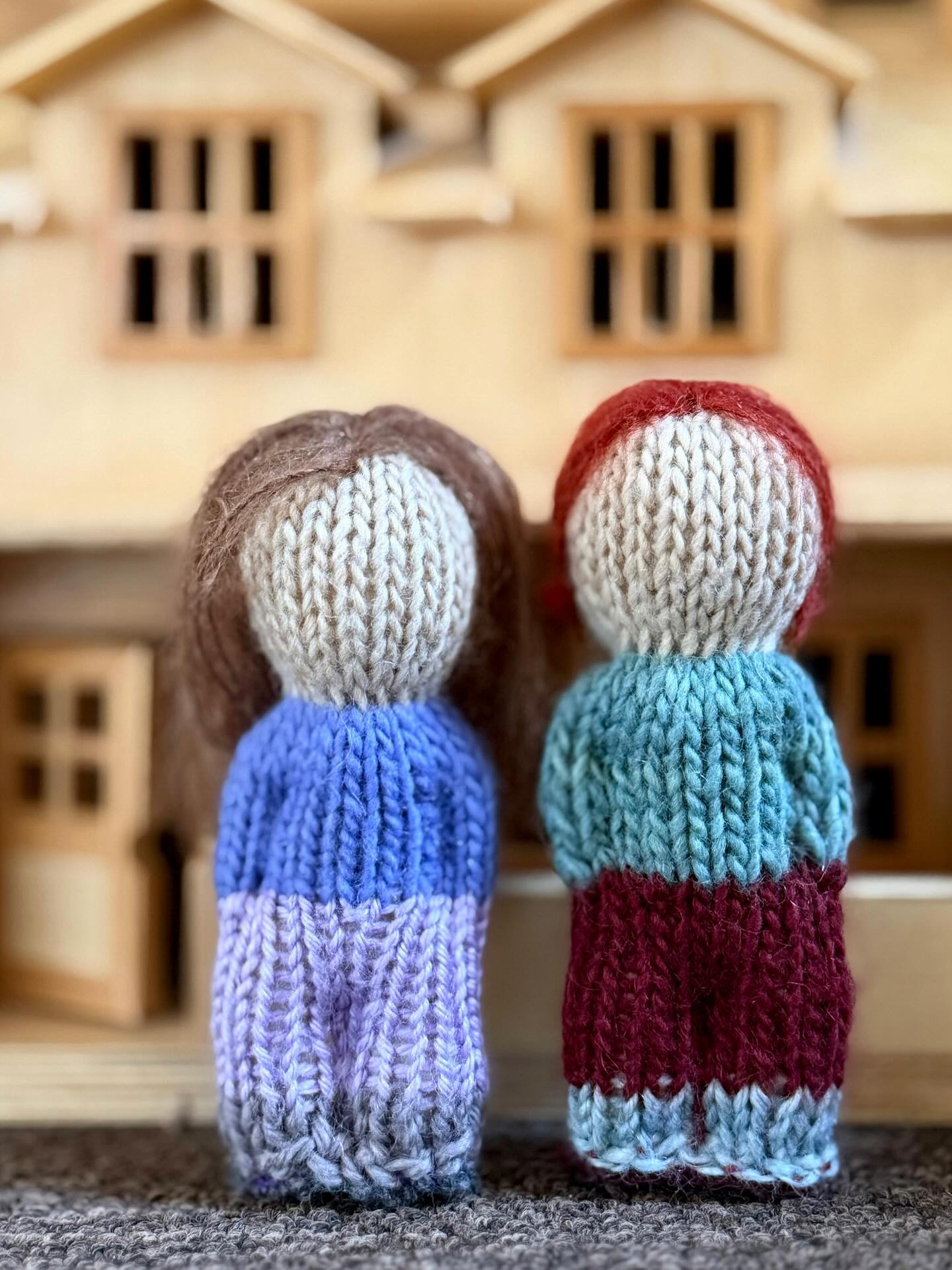 🧶✨ The 5th grade students advance their knitting skills by learning to knit in the round using 4 double-pointed needles. These pocket people are the first project for them to develop this skill, leading them into socks, fingerless gloves or hats for more complex projects. The students love to bring their own personal touch to the pocket people and find joy in tapping into this creative freedom.✨
#ECS #eastsidecommunityschool #waldorf #gradefive #knitting