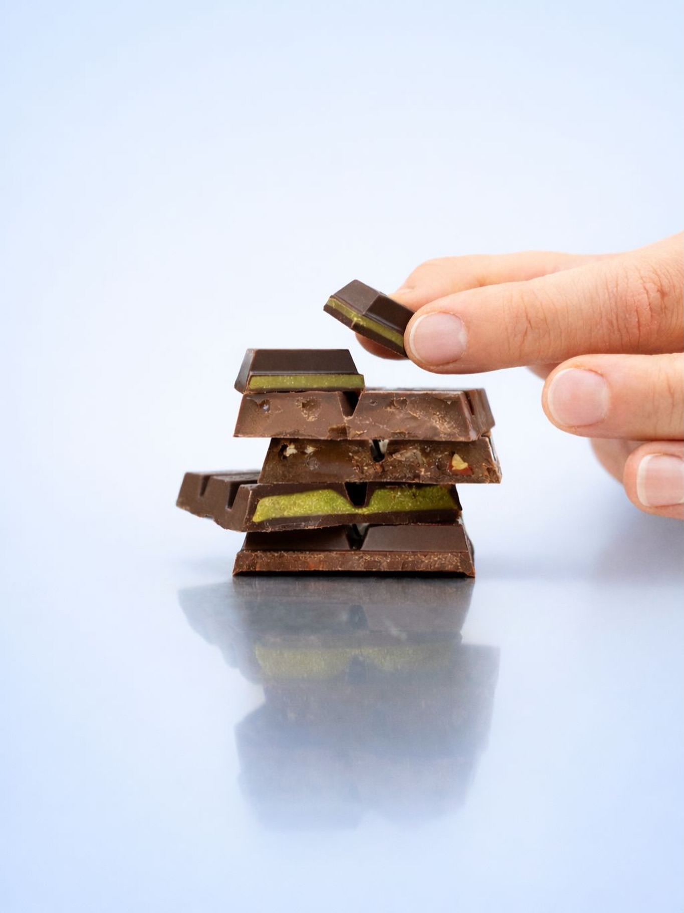 Tell us — how many times a day do you think about snacks?🤔🍪
—
#foodyoung #FunConsciousHealthy #SwissChocolate #PlantPoweredJoy #CraveTheGood