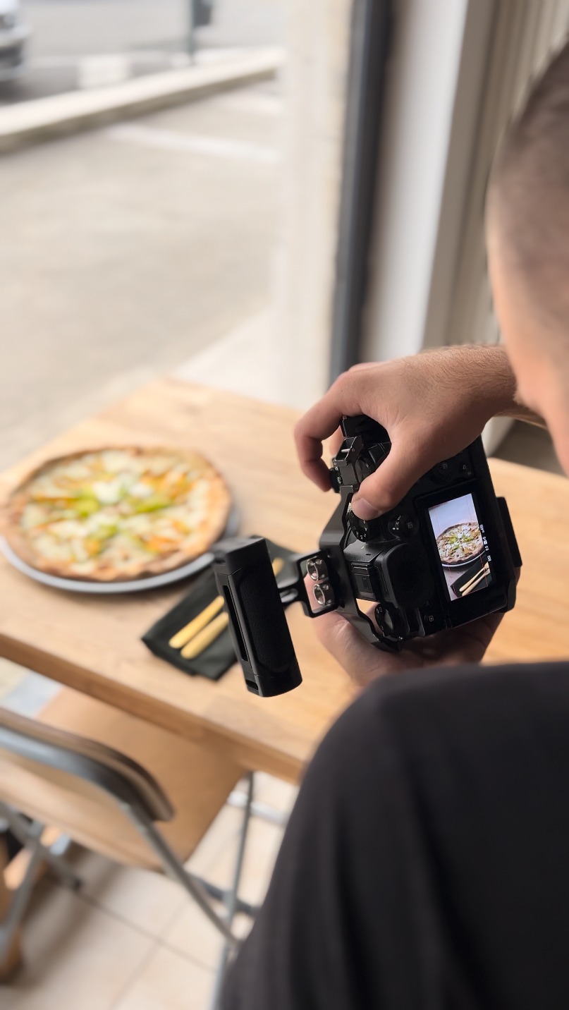 Un dietro le quinte di uno shooting goloso, fatto di sapori, immagini e storytelling 🍕
In Beige progettiamo brand, web design e campagne su misura, con la cura di un’agenzia boutique ☕️ Se sei pronto a fare il salto di qualità, contattaci tramite il link in bio!
______
#beigecommunicationlab #communicationdesign