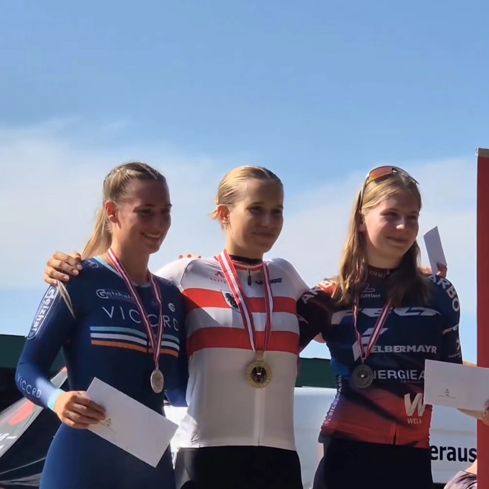 At the first day of the Austrian track nationals @janine_kokas gave her racing come back after a few years break. She got the silver medal in the Individual pursuit right away! Team mate @anja_vogl finished on a strong fifth place.
.
.
.
#gofastturnleft #trackracing #viccrd #raceday #cyclinglife