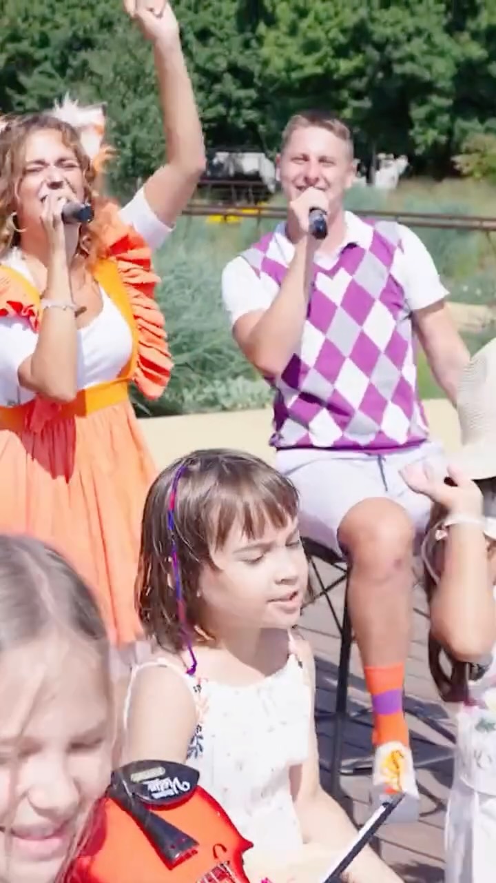 🎶 Nechajte svoje deti objaviť radosť z hudby pohybom a rytmom! ☀️🕺 S piesňou „Kapela“ prichádza letná atmosféra aj v zime, aby nás všetkých roztancovala! Nech sa malí hudobníci prenesú do sveta zábavy a radosti! Pozrite si ju na YouTube! 🎤🎉 #Hudba #Pohyb #LetnýRytmus