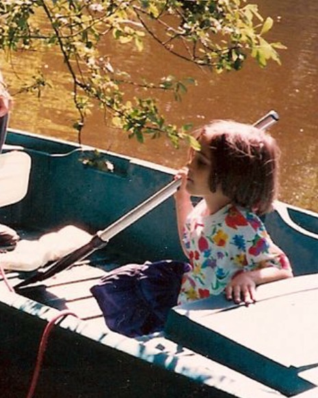 A toi la petite fille joyeuse et libre,
Je te vois encore courir dehors jusqu’à la tombée du jour, les genoux écorchés et les poches pleines de trésors sans valeur pour les autres mais inestimables pour toi.
Tu savais t’ennuyer. Et dans cet ennui naissaient des mondes.
Tu parlais sans filtre, tu riais trop fort, tu pleurais sans honte. Tu vivais trop vite.
Tu étais entière. Libre.
Il y a un poème que tu as rencontré un jour, et qui a planté une graine en toi. Tu ne comprenais pas encore tout, mais ces mots résonnaient comme une promesse : écrire ce mot partout, sur tout, comme une évidence.
Liberté. Il est resté gravé en toi comme un cap secret.
Je t’écris aujourd’hui pour te dire que tu n’as pas disparu.
Je suis devenue "créative professionnelle" "dessinatrice pour de vrai", je façonne des idées, je joue avec les formes, les couleurs, les espaces. Je construis des univers, comme toi tu le faisais avec trois feuilles et un ciel immense.
Je travaille librement. J’organise mes journées. Je choisis mes projets. Je dessine ma route.
Cette liberté que tu sentais instinctivement, je l’ai cherchée longtemps. Elle n’a pas toujours été simple à défendre. Il a fallu rester ancrée, ne pas se perdre dans le regard des autres, apprendre à dire non, à oser, à tomber, à recommencer.
Mais tu sais quoi ?
On y est arrivée.
Ta capacité à imaginer sans barrière est devenue ma force.
Ton besoin d’espace est devenu ma boussole.
Ton hyperactivité est devenue énergie créative.
Ta sauvagerie est devenue indépendance.
Je suis accomplie. Pas parce que tout est parfait. Mais parce que je vis en accord avec ce que tu étais déjà. Je n’ai pas renoncé à toi. Je t’ai écoutée.
Continue de courir dans l’herbe, de parler aux nuages, de transformer le banal en merveilleux. C’est grâce à toi que je peux aujourd’hui écrire ce mot en grand dans ma vie.
Liberté.
Avec tendresse et gratitude,
L'adulte que tu deviendras.