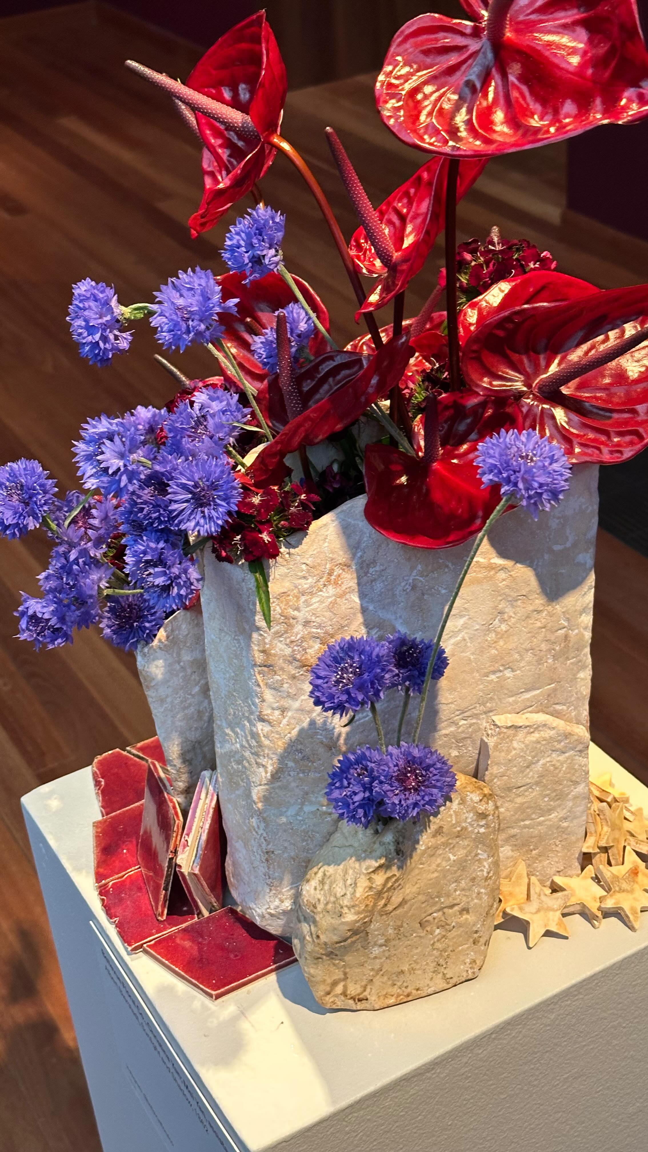 Spoiler alert: I will not be making a vessel from scratch this year, but I’m still as equally as excited to share the process with you! Bouquets to Art will be exhibiting at both the @legionofhonor & @deyoungmuseum from March 2 - 8 this year🌷You can find my work at the Legion!
. . .
#artiststudy #artprocessvideo #ceramicdesign #ceramicprocess #floralartist