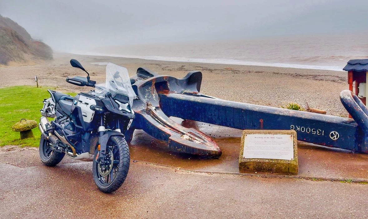 Today (while taking advantage of a brief break in the weather) I grabbed a few miles on the new R1300GSA but does it win a championship belt for being a world class boxer or is it a hyped up ‘YouTuber/Wannabee Boxer’ unsuccessfully pitching themselves against real fighters? Well subscribe to @tangopasty on @Youtube to find out in our feature coming out next week. But in the meantime, quiz time… what is the link between BMW motorcycles and the beach in the photo? #vertubmwmotorrad #vertuexeter #r1300gsa