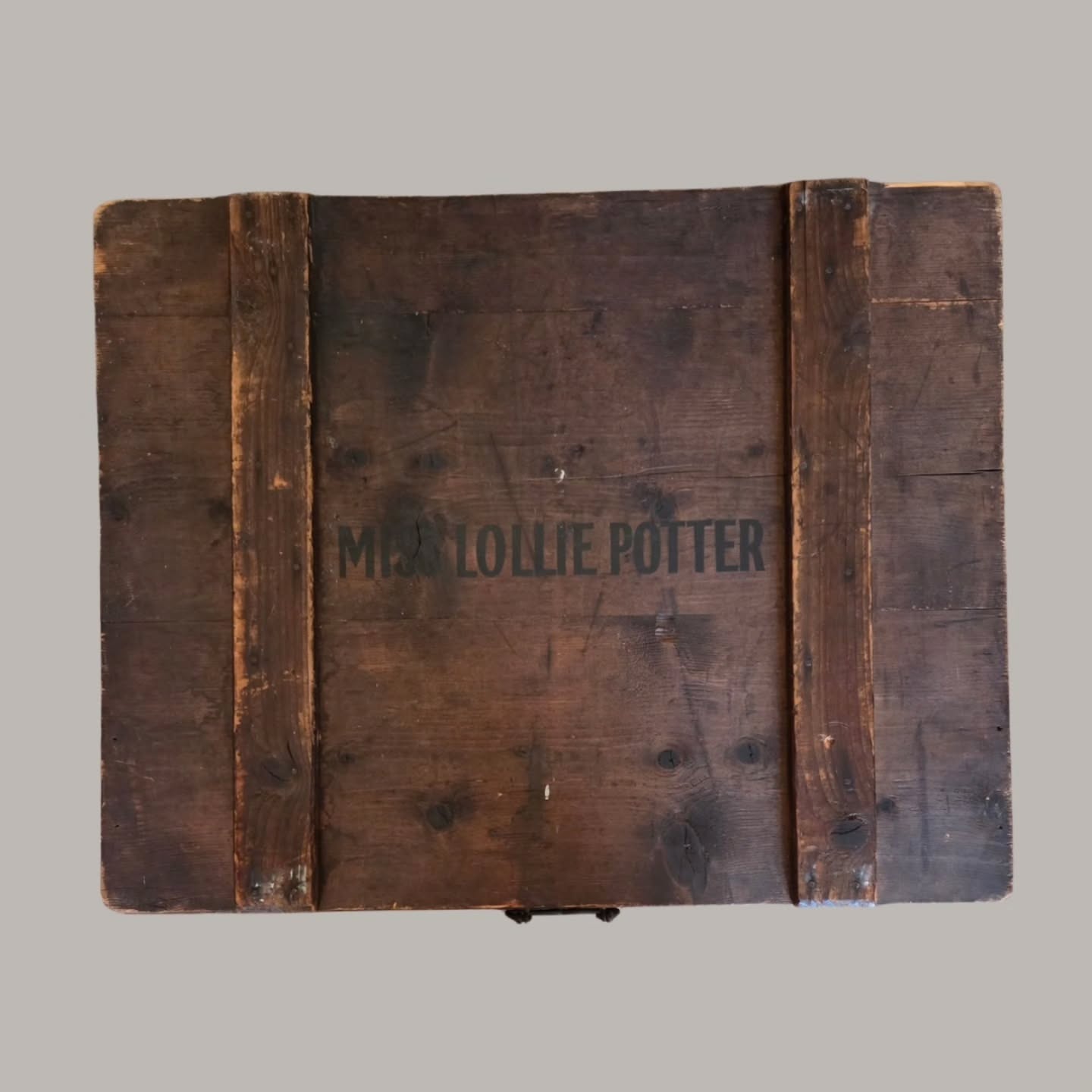 Late Victorian / Edwardian Travelling Case . Stencilled for Miss Lollie Potter | An exciting and interesting antique
#stufftoyouandme #Objetdart https://share.google/Jqcy9dvYqhJIKZ0AV