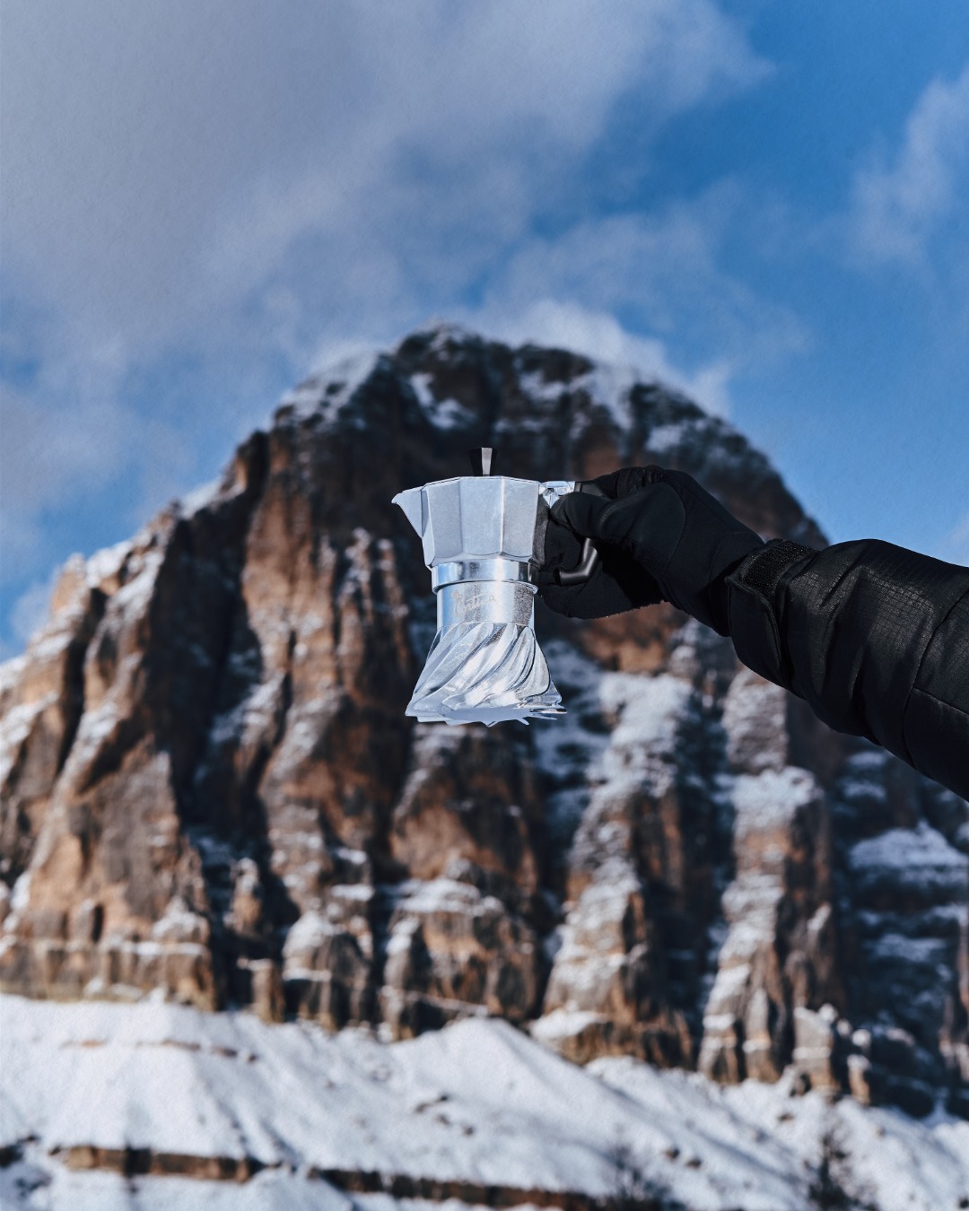 Siamo lieti di presentare la Turbo Moka – Edizione Cortina d’Ampezzo, la caffettiera da tre tazze in collaborazione con il Comune.
La Turbo Moka è nata a Cortina nel 2024, dall’esigenza di consumare meno gas senza rinunciare al piacere di un buon caffè. In un luogo magnifico, dove le risorse sono preziose, si comprende quanto sia importante non sprecarle. Per questo la Turbo Moka ottiene lo stesso risultato utilizzando la metà del gas: un nuovo standard per la caffettiera tutta italiana.
Disponibile esclusivamente presso la Cooperativa di Cortina e sul nostro online store, questa edizione speciale rende omaggio al luogo in cui è stata inventata: patrimonio dell’umanità UNESCO, ricco di carattere e straordinarie bellezze naturali.
@cortinadolomiti
@lacooperativadicortina
#turbomoka #cortina #dolomiti #moka #coffee #italy