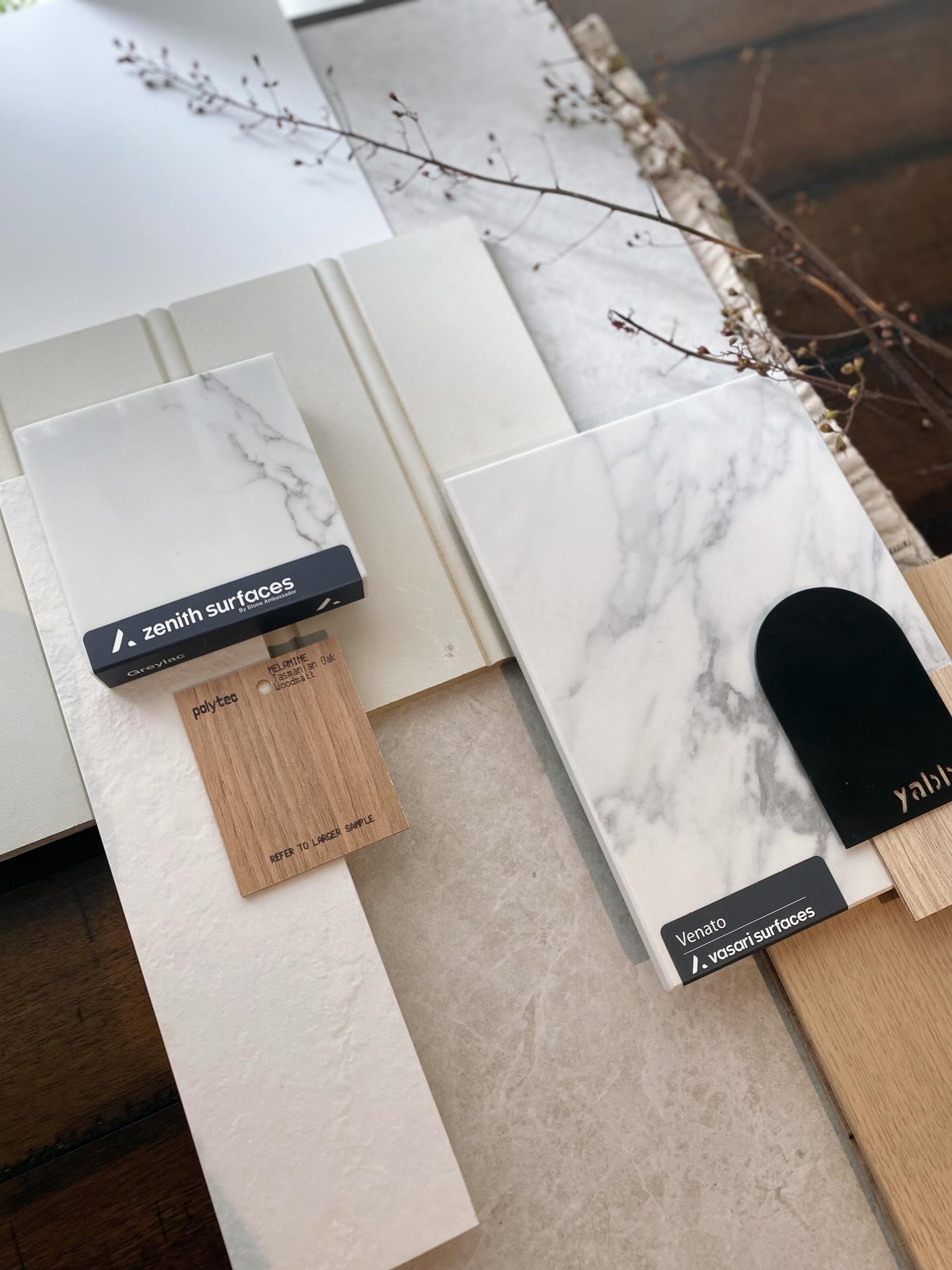 FLATLAY FRIDAY ✨ The brief: A minimalist Scandi style home with lots of neutral selections, yet plenty of warmth and texture….. what do you think?? 🤎