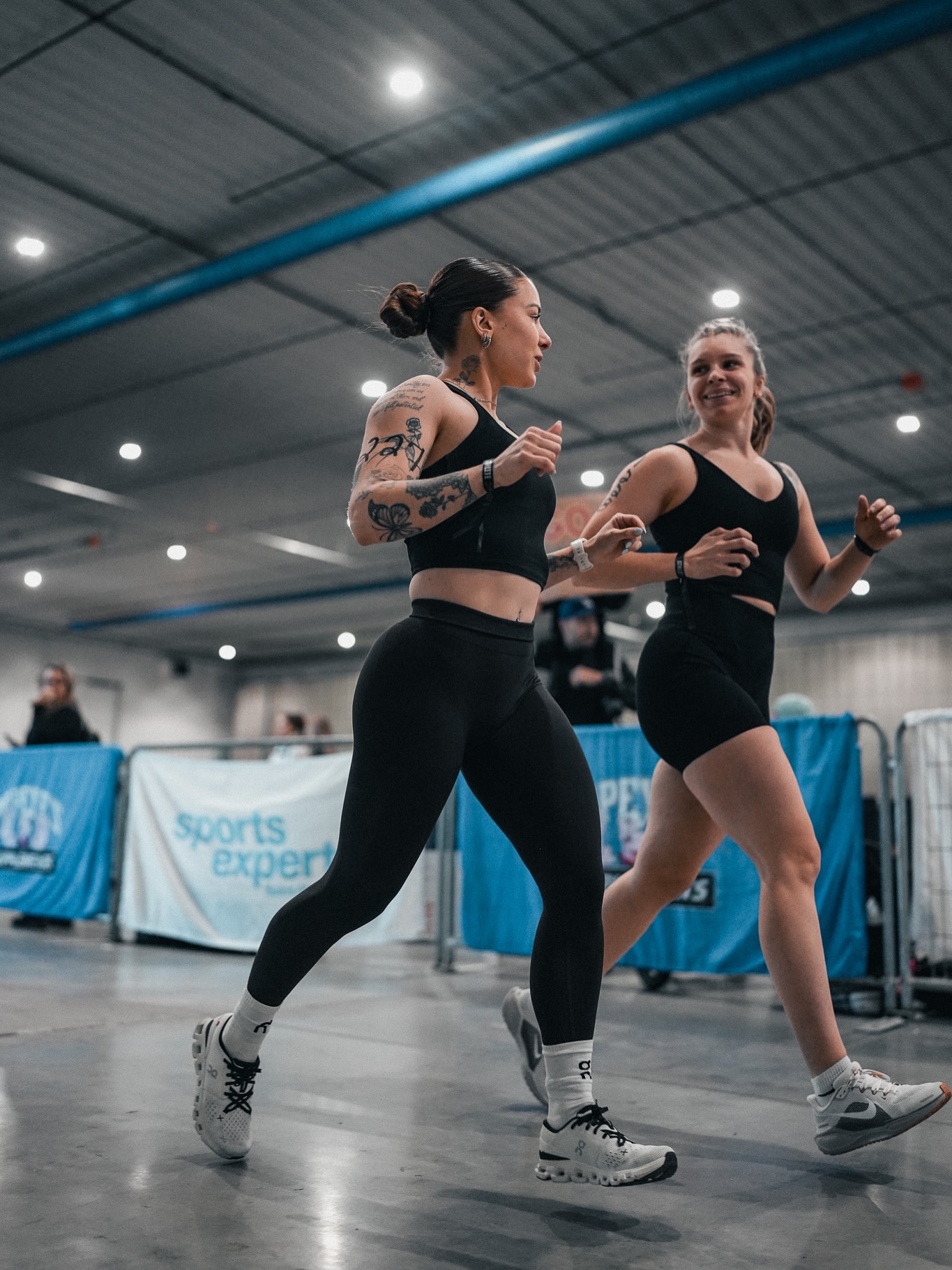 Le week-end dernier, une vingtaine de membres de Beyond MVMT ont participé au HYROX de St-Hyacinthe💪🏼
On a adoré l’expérience — et notre monde a vraiment bien performé 🔥
Nos cours Just Move & cross-training sont un excellent conditionnement pour ce type d’épreuve. C’est similaire : ça prend du cardio, de la force et de l’endurance.
Par contre, on est un peu moins bons en course.
Mais on est forts et endurants, donc on est capable de rester dans la compétition 🫡
Pour performer encore plus, il suffit d’ajouter de la course intelligente.
La course, ça s’apprend - n’hésitez pas à consulter coach @marcantoinetremblayhetu (notre top coureur).
Avec l’été qui arrive, on a bien l’intention d’en profiter pour pratiquer notre course & on vous prépare déjà un plan de match 🏃🏻
Restez à l’affût pour notre prochain Hyrox — on y retourne en gang 😎
Encore une fois, bravo à tous. On est fiers de vous 💪🏼
📸 @pnda.prod