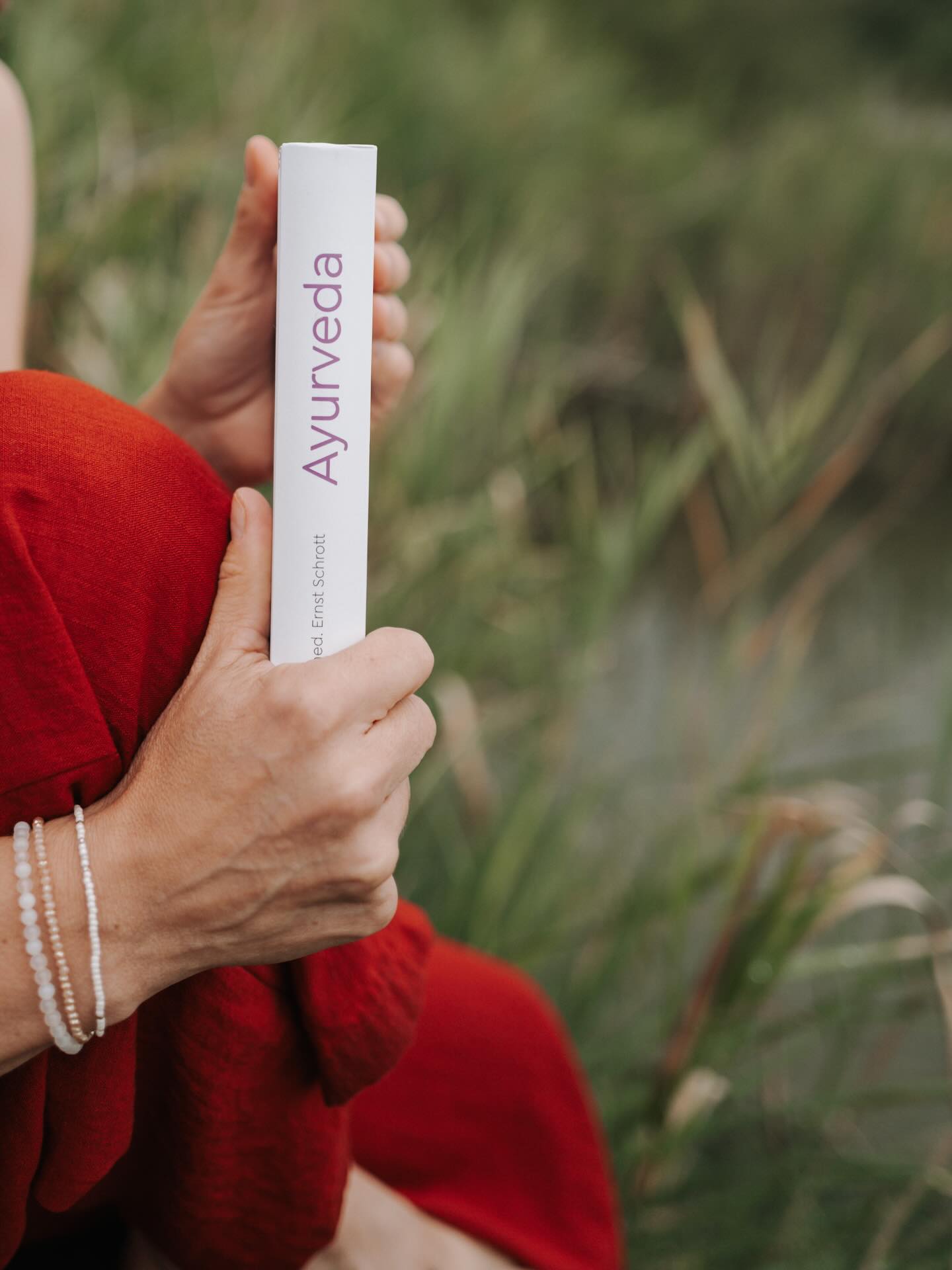 „Ihr Körper ist stark, er kann viel kompensieren. Dadurch bemerken Sie jedoch erst spät, wenn Ihre Batterien leer sind.“
Dieser Satz meines Ayurveda-Arztes klingt immer wieder in mir nach und beschäftigt mich sehr. Ich freue mich darüber, dass mein Körper so stark ist. Ich bin so gut wie nie lange krank. Gleichzeitig ruft er seit einigen Monaten leise nach Hilfe und Unterstützung. Er schickt mir leichte Rückenschmerzen als Zeichen, dass ihm etwas fehlt. Ein Symptom, das leider viel zu oft übergangen und nicht ernst genommen wird.
Diese kleine Auszeit hat mir so viel gegeben. Viele Erkenntnisse, die mich auch in den kommenden Monaten begleiten werden.
Ich bin sehr dankbar für meinen starken Körper, den ich ab sofort wieder wie einen Tempel behandeln und ehren möchte. Mein Körper, der mich durch die letzten herausfordernden Jahre so treu gehalten und getragen hat.
Was er nun braucht? Pausen. Jeden Tag wieder kleine Pausen. Sei es, um eine Minute in Stille zu sitzen. Sei es, um bewusst die Erde unter meinen Füßen zu spüren. Sei es, um eine Tasse Tee in Ruhe zu trinken oder eine warme Ölmassage zu genießen. Ich darf wieder kleine Routinen etablieren, ganz langsam, Stück für Stück. Und so werde ich meine Batterien nachhaltig wieder aufladen.
Ich gehe morgen gestärkt und sehr zufrieden in meinen Alltag zurück und bin wieder einmal so begeistert von Ayurveda ❤️
Ach ja, und das noch zum Abschluss. Auch im Jahr des Feuerpferdes ist Ruhe und Langsamkeit eine Superkraft 😉
#auszeit
#ayurveda
#panchakarma
#batterienaufladen
#selbstfürsorge