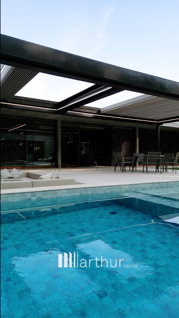 Antes & Depois: Solução em Cobertura Retrátil
O desafio deste projeto foi elevar a funcionalidade da área externa sem comprometer o traçado minimalista da residência.
A substituição da cobertura tensionada pela Pérgola Bioclimática Arthur Decor trouxe:
Conforto Térmico Dinâmico: Lâminas orientáveis que permitem a circulação de ar por convecção e o controle preciso da luz zenital.
Integridade Estética: Perfilaria em alumínio de alta resistência que dialoga com a estrutura metálica e o concreto aparente do projeto.
Vedação e Estanqueidade: Proteção total contra intempéries, transformando o deck em um espaço de uso contínuo, independente da sazonalidade.
Design funcional que respeita a arquitetura. 🖋️
O que você achou dessa transição? Deixe sua opinião nos comentários. 👇
#ArthurDecor #ArquiteturaContemporanea #SistemasRetrateis #DesignFuncional #ArquiteturaDeLuxo #EspecificacaoTecnica #PergolaBioclimatica